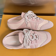 顶级版本:女款LV路易威登 L家 驴牌 最新Sneakerina系列 情侣款 玛丽珍 芭蕾运动鞋 半拖鞋 顶级版本:女款LV路易威登 L家 驴牌 最新Sneakerina系列 情侣款 玛丽珍 芭蕾运动鞋 半拖鞋