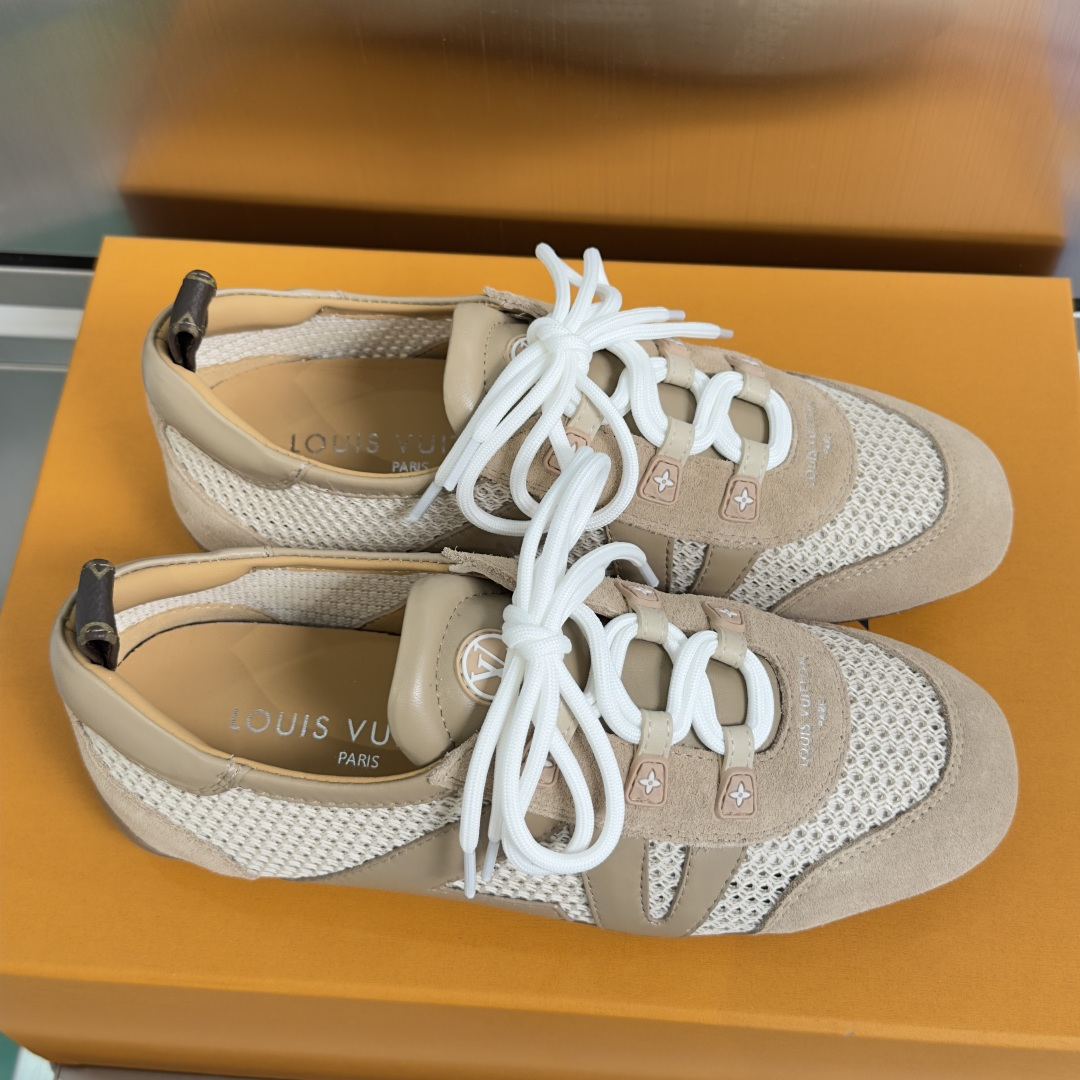 顶级版本:女款LV路易威登 L家 驴牌 最新Sneakerina系列 情侣款 玛丽珍 芭蕾运动鞋 半拖鞋 顶级版本:女款LV路易威登 L家 驴牌 最新Sneakerina系列 情侣款 玛丽珍 芭蕾运动鞋 半拖鞋