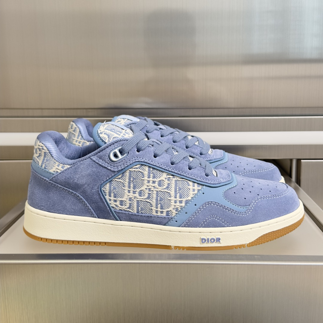 NO:873994,Top version of low-top [latest color matching] Dior Dior B27 series couple style presbyopia print casual sneakers sneakers This B27 Uptown low-top sneaker is a new classic item launched by Dior. It is carefully made of dark green and cream white grained cow leather and other materials, decorated with cream white Dior Gravity print effect leather splicing. The cow leather material is decorated with Dior Oblique embossed pattern, which is exquisite and highlights the exquisite craftsmanship of the Dior workshop. CD  The Icon-shaped shoelace eyelets are clever and delicate, and the cream white rubber sole, tongue and heel are decorated with classic details, making it more refined. Low-top design, fashionable and versatile, can complement all kinds of outfits. Exquisite packaging at the delivery counter. Fabric original custom calfskin + Oblique prefabricated fabric. Customized breathable lining. Outsole original molded TPU combination outsole. Bottom thickness 3CM. Size women's size 35-41 /  Men's size 38-46, casual shoes/sports shoes, dior, dior, sneakers, cowhide19860909顶级版本低帮【最新配色】 Dior迪奥B27系列 情侣款 老花 打印 休闲 运动鞋 板鞋 这款 B27 Uptown 低帮运动鞋是 Dior 全新推出的一款经典单品. 采用深绿色和奶油白色粒面牛皮革等材质精心制作,饰以奶油白色Dior Gravity 印花效果皮革拼接.牛皮革材质饰以 Dior Oblique压花图案,精美非凡,彰显 Dior 工坊的精湛工艺.CD Icon 造型的鞋带孔眼巧妙精致,奶油白色橡胶鞋底、鞋舌和鞋跟处均饰以经典细节,更显精致.低帮设计,时尚百搭,可与各式装扮相得益彰 配送专柜精美包装 面料原版定制小牛皮+ Oblique老花布 内里定制透气内里 大底原版开模TPU组合大底 底厚3CM Size女码35-41 / 男码38-46,休闲鞋/运动鞋,dior,dior,sneakers,cowhide,Women's Shoes