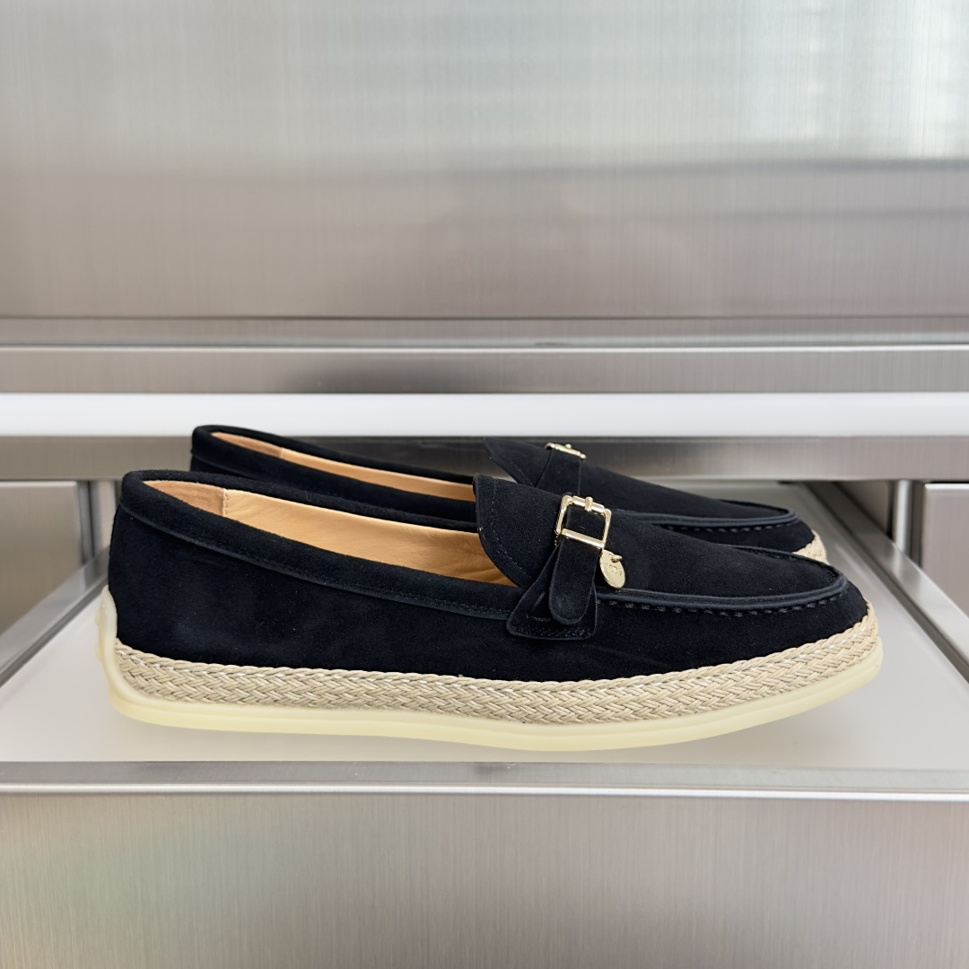 NO:873990,The top version of women's TOD'S Tods, the latest thick-soled casual loafers, are made of velvety suede leather. The buckle is embellished with accessories with the brand name. The outsole is equipped with three-dimensional details and raffia edging. It is versatile and comfortable and can easily create a casual sense of fashion. Beautiful packaging at the delivery counter. Fabric: Original custom imported first-layer cowhide. Lining: Original custom-made soft sheepskin lining. Outsole: Original open-molded anti-slip rubber material. Bottom thickness:  2.5CM Size: Women's 35-40, fisherman's shoes, Tod's, loafers, espadrilles, cowhide, sheepskin19860909顶级版本女款 TOD'S托德斯 最新款 厚底 休闲 乐福鞋 本款乐福鞋以丝绒般的翻绒革制成,扣带点缀带品牌名称的配件,外底设有立体感细节和拉菲草嵌边,百搭舒适,轻松打造不经意的时尚感. 配送专柜精美包装 面料: 原版定制进口头层牛皮 内里: 原版定制柔软羊皮里 大底: 原版开模防滑橡胶材质 底厚: 2.5CM Size: 女款35-40,渔夫鞋,Tod's,loafers,espadrilles,cowhide,sheepskin,Women's Shoes