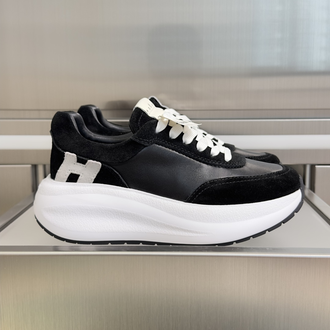 NO:873982,The top version of women's model Hogan Hogan's latest Chunky series H696 thick-soled casual sports shoes HOGAN Chunky sports and casual shoes adopt a new sculptural structure design, with thick soles, comfortable and beautiful, and dynamic style without losing ingenious details. Made of metallic leather and mesh fabrics with ingenious craftsmanship, the upper lines are round and soft. Exquisite packaging at the delivery counter. Fabric: Original custom imported first-layer cowhide. Customized imported breathable mesh lining.  The sole is made of original molded rubber foam material, sole thickness 5.5CM Size: women's 35-40, casual shoes/sports shoes, hogan, sneakers, cowhide19860909顶级版本女款 Hogan霍根 最新Chunky系列H696 厚底 休闲 运动鞋 HOGAN Chunky运动休闲鞋采用全新雕塑感结构设计,搭配厚实鞋底,脚感舒适又不失美感,款式动感而不失匠心细节,以金属色皮革与网眼面料经过匠心工艺打造,鞋面线条圆润柔和 配送专柜精美包装 面料:原版定制进口头层牛皮 内里定制进口透气网里 鞋底原版开模橡胶发泡材质 底厚5.5CM Size : 女款35-40,休闲鞋/运动鞋,hogan,sneakers,cowhide,Women's Shoes