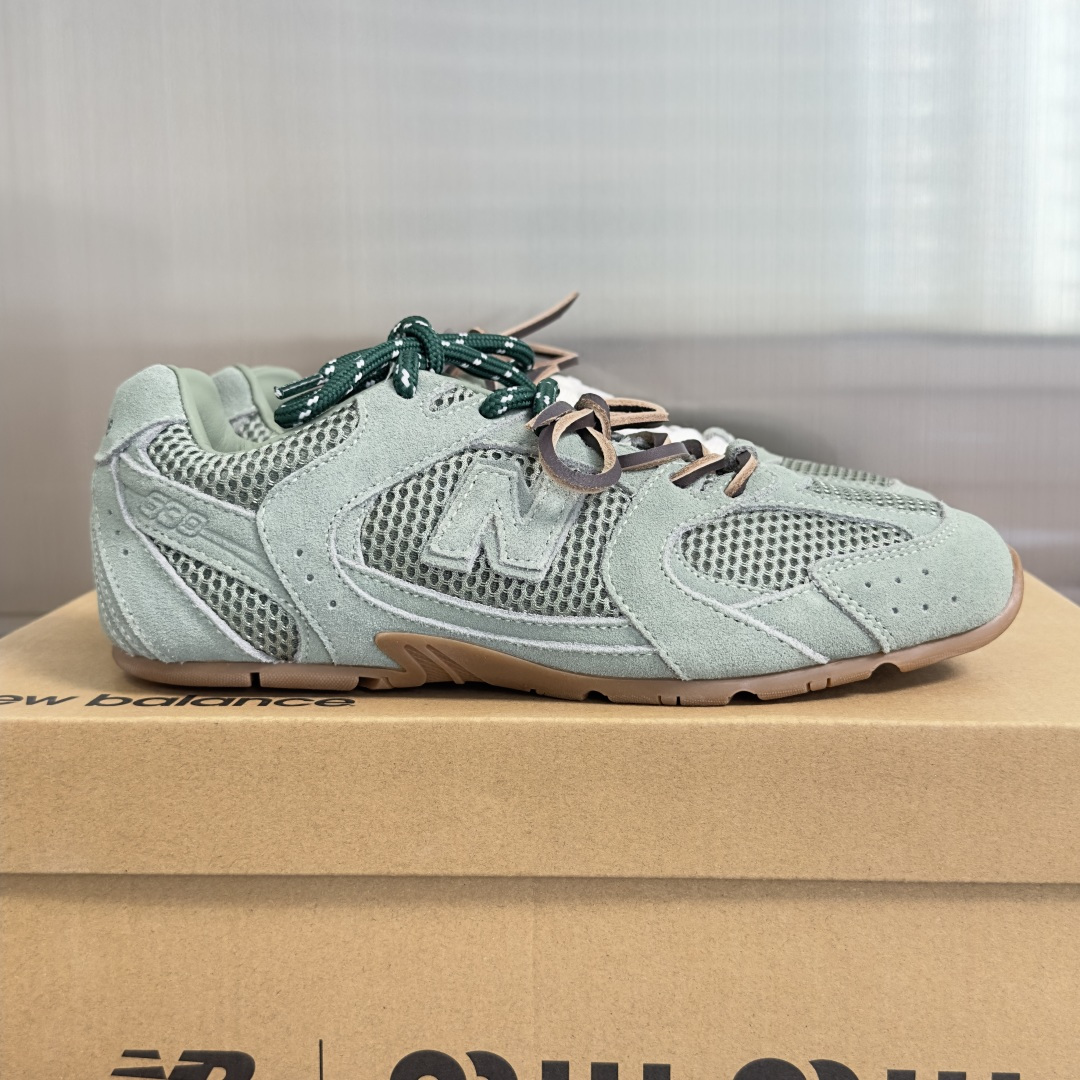 NO:873978,Top version of couple model Miu Miu x New Balance NB530 Couple model of casual sports shoes Forrest Gump shoes De training shoes original purchase development and production Miu Miu x New Balance draws inspiration from the classic NB530 sneakers and launches its own iteration version 530SL. The sneakers adopt a deconstructed and lightweight design, with brown and beige color combinations, and are covered with a bit of old-fashioned fabric covered by New Balance The silhouette of 530, deliberately worn and uneven leather tones give the sneakers a different personality. This co-branded shoe is equipped with a double lace design, including white, orange, brown and yellow laces, creating a casual feeling, adding a bit more boyish and straightforward sexiness to the overall feeling. The delivery counter is exquisitely packaged. Fabric: original custom imported first-layer cowhide, lining original imported cowhide lining, sole original molded anti-slip TPU material, sole thickness 2.5CM Size: Women's 35-40 / Men's 39-45, casual shoes/sports shoes, miumiu, sneakers, cowhide19860909顶级版本情侣款 缪缪MiuMiu x New Balance NB530 情侣款 休闲 运动鞋 阿甘鞋 德训鞋 原版购入开发 做货 Miu Miu x New Balance 经典NB530运动鞋中汲取灵感,推出了自己的迭代版本530SL.该运动鞋采用解构和轻盈的设计,有棕色和米色配色,带点彷旧日的布料包覆着 New Balance 530的轮廓,刻意磨损、不均匀的皮革色调,让波鞋多了不同的个性.这款联名鞋款配有双鞋带设计,包括白色、橙色、棕色和黄色鞋带,营造出随性系起的感觉,为整体感又多了几分 Boyish 以及率性感 配送专柜精美包装 面料:原版定制进口头层牛皮 内里原版进口牛皮里 鞋底原版开模防滑TPU材质 底厚2.5CM Size:女款35-40 / 男款39-45,休闲鞋/运动鞋,miumiu,sneakers,cowhide,Women's Shoes