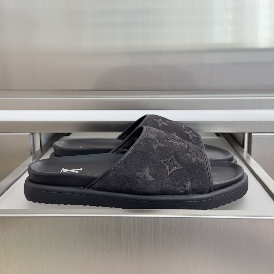 NO:873974,Top version of men's model LV Louis Vuitton Donkey Brand L Miami series embossed sandals slippers This Miami sandals are made of grained nubuck leather, with Monogram embossing to create a unique fluffy effect, with wide front straps and tough padded insoles. Light rubber outsole combined with Damier printed tread, forming a color echo with the upper. Exquisite packaging at the delivery counter. Fabric: Original custom imported first-layer cowhide. Lining: Imported soft sheep leather. Sole  : Original open mold anti-slip foam material, bottom thickness 3CM Size: Men's 38-46 (38/46 customized, slippers, louis vuitton, louis vuitton, louis vuitton, louis vuitton, sandals, slippers, cowhide, sheepskin19860909顶级版本男款 LV路易威登 驴牌L家 Miami系列 浮雕 压花 凉鞋 拖鞋 本款 Miami 凉拖取材粒面正绒面革,以 Monogram 压纹打造别致蓬松效果,搭配宽幅正面饰带和韧性加衬鞋垫.轻盈橡胶外底结合 Damier 印花胎面,与鞋面形成色彩呼应 配送专柜精美包装 面料 : 原版定制进口头层牛皮 内里 : 进口柔软羊皮革 鞋底 : 原版开模防滑发泡材质 底厚 3CM Size : 男款38-46（38/46定制,拖鞋,louis vuitton,louis vuitton,louis vuitton,louis vuitton,sandals,slippers,cowhide,sheepskin,Women's Shoes