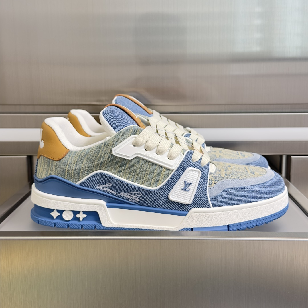 NO:873985,The top version of men's LV Trainer Louis Vuitton Donkey Brand L Family Couple's Casual Sports Shoes Skateboard Shoes This LV Trainer sneaker is made of Monogram printed canvas, echoing the colorful leather goods in the 2026 spring and summer men's show. The Monogram canvas trim adds exquisite details, and the key bag pays tribute to the leather goods series. The contrasting rubber outsole is marked with Monogram flowers. Exquisite packaging at the delivery counter. Fabric: Original custom imported first-layer cowhide.  Inner lining: original customized breathable mesh lining Outsole: original molded non-slip TPU material Sole thickness: 3CM Size: men's 39-46, casual shoes/sports shoes, louis vuitton, louis vuitton, louis vuitton, louis vuitton, sneakers, cowhide19860909顶级版本男款 LV Trainer路易威登 驴牌 L家 情侣款 休闲 运动鞋 滑板鞋 本款 LV Trainer 运动鞋取材 Monogram 印花帆布,与2026 春夏男士秀场的缤纷皮具遥相呼应.Monogram 帆布饰边增添考究细节,钥匙包致意皮具系列.撞色橡胶外底标注 Monogram 花卉 配送专柜精美包装 面料: 原版定制进口头层牛皮 内里: 原版定制透气网里 大底: 原版开模防滑TPU材质 底厚: 3CM Size: 男款39-46,休闲鞋/运动鞋,louis vuitton,louis vuitton,louis vuitton,louis vuitton,sneakers,cowhide,Women's Shoes