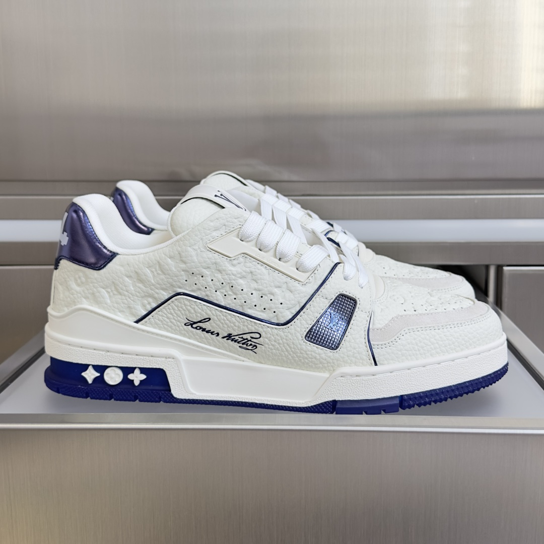 NO:873989,The top version of the couple's model LV Trainer Louis Vuitton Donkey Brand L's Couple's Model Casual Sports Shoes Skateboard Shoes This LV Trainer sneaker is made of Monogram printed canvas, echoing the colorful leather goods in the 2026 spring and summer men's show. The Monogram canvas trim adds exquisite details, and the key bag pays tribute to the leather goods series. The contrasting rubber outsole is marked with Monogram flowers. Exquisite packaging at the delivery counter. Fabric: Original custom imported first-layer cowhide.  Inner lining: original customized breathable mesh lining Outsole: original molded non-slip TPU material Sole thickness: 3CM Size: women's 35-41 / men's 39-46, casual shoes/sports shoes, louis vuitton, louis vuitton, louis vuitton, louis vuitton, sneakers, cowhide19860909顶级版本情侣款 LV Trainer路易威登 驴牌 L家 情侣款 休闲 运动鞋 滑板鞋 本款 LV Trainer 运动鞋取材 Monogram 印花帆布,与2026 春夏男士秀场的缤纷皮具遥相呼应.Monogram 帆布饰边增添考究细节,钥匙包致意皮具系列.撞色橡胶外底标注 Monogram 花卉 配送专柜精美包装 面料: 原版定制进口头层牛皮 内里: 原版定制透气网里 大底: 原版开模防滑TPU材质 底厚: 3CM Size: 女款35-41 / 男款39-46,休闲鞋/运动鞋,louis vuitton,louis vuitton,louis vuitton,louis vuitton,sneakers,cowhide,Women's Shoes
