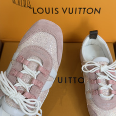 顶级版本:女款LV路易威登 L家 驴牌 最新Sneakerina系列 情侣款 玛丽珍 格利特 芭蕾运动鞋 顶级版本:女款LV路易威登 L家 驴牌 最新Sneakerina系列 情侣款 玛丽珍 格利特 芭蕾运动鞋
