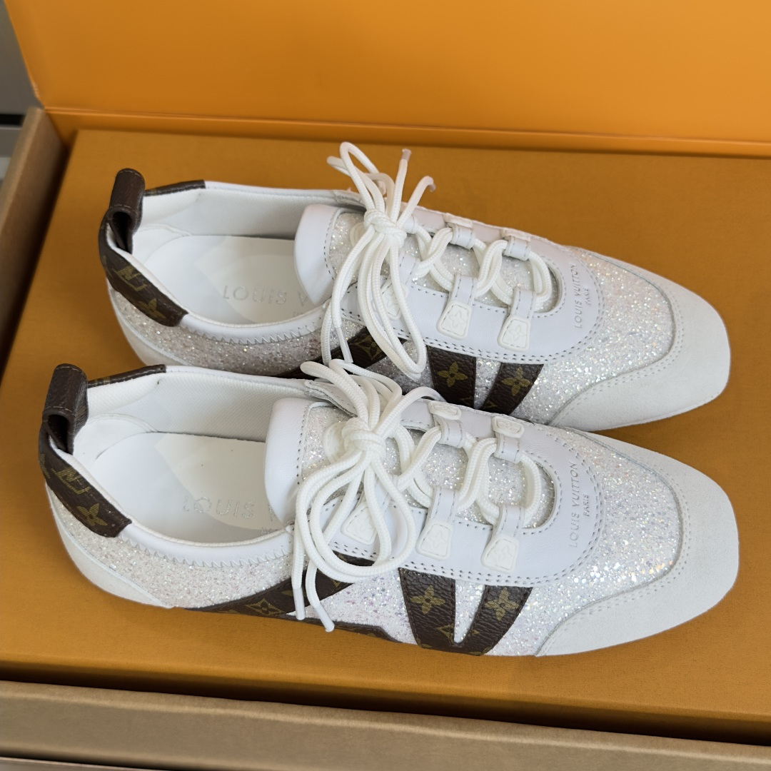 顶级版本:女款LV路易威登 L家 驴牌 最新Sneakerina系列 情侣款 玛丽珍 格利特 芭蕾运动鞋 顶级版本:女款LV路易威登 L家 驴牌 最新Sneakerina系列 情侣款 玛丽珍 格利特 芭蕾运动鞋