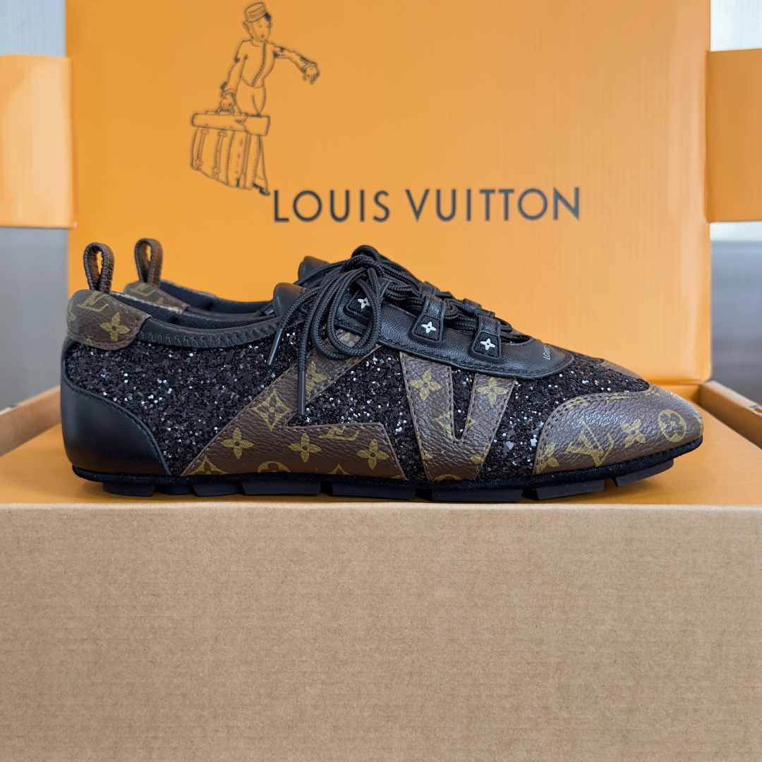 NO:873981,Top version of women's model LV Louis Vuitton L's Donkey brand latest Sneakerina series couple model Mary Jane Greet ballet sneakers virtue training shoes casual flat shoes This LV Sneakerina ballet sneakers are made of hollow mesh material to create a smart perspective effect. The laces and trims are cut out of smooth cow leather, and the LV logo is released on one side to release a dynamic atmosphere. Monogram flowers bloom on the tread, with a soft and lightweight rubber outsole.  This series of exquisite products comes with exclusive packaging, imbued with the charming style of the Côte d'Azur. It comes with limited charms and the brand's iconic beach hut handbag, so you can enjoy the leisurely fun of midsummer - limited edition. Exquisite packaging at the delivery counter. Fabric: Original custom imported first-layer cowhide. Original custom-made breathable mesh lining. Original open-molded TPU material for sole. Bottom thickness 1.5CM. Size: Women's 35-42 (41/42 customized, casual shoes/sports shoes, louis vuitton, louis  vuitton,louis vuitton,louis vuitton,mary jane,flats,sneakers,cowhide19860909顶级版本女款 LV路易威登 L家 驴牌 最新Sneakerina系列 情侣款 玛丽珍 格利特 芭蕾运动鞋 德训鞋 休闲 平底鞋 本款 LV Sneakerina 芭蕾运动鞋选取镂空网面材质,打造灵动透视效果.光滑牛皮革裁出鞋带和饰边,LV 标识在一侧释放动感气息.Monogram 花卉绽放于胎面,搭配柔软轻盈的橡胶外底. 本系列臻作搭配专属包装,浸染蔚蓝海岸的迷人风情,随附限定挂饰与品牌标志性海滩小屋手袋,尽揽盛夏悠然意趣——限量呈献 配送专柜精美包装 面料:原版定制进口头层牛皮 内里原版定制透气网里 鞋底原版开模TPU材质 底厚1.5CM Size:女款35-42（41/42定制,休闲鞋/运动鞋,louis vuitton,louis vuitton,louis vuitton,louis vuitton,mary jane,flats,sneakers,cowhide,Women's Shoes