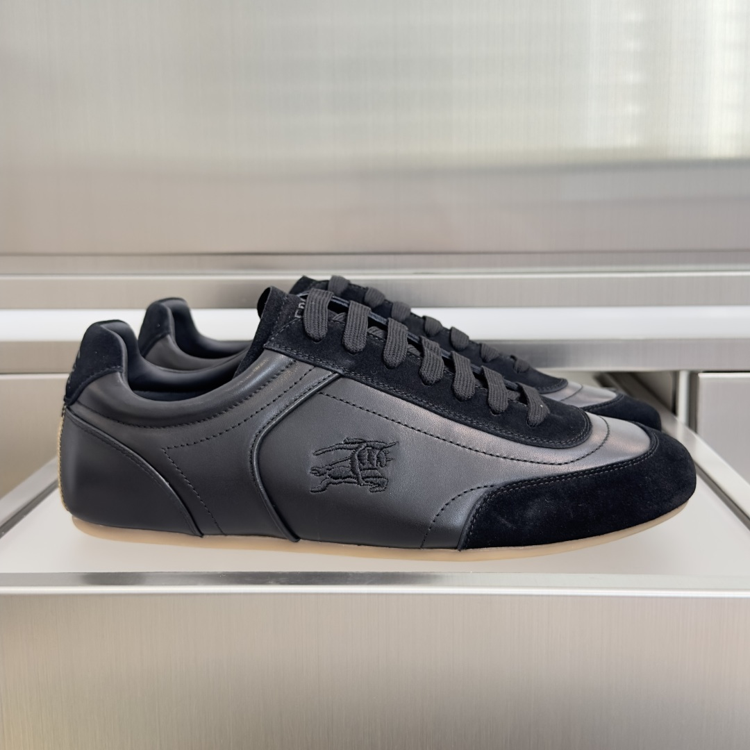 NO:873977,Top version women's/men's Burberry Knight Runner series couples casual sports shoes moral training shoes Knight Runner sneakers, as the brand's iconic new work, present a streamlined silhouette and simple appearance. Made of nappa leather and suede material, refined in Italian workshops. Low-top style, low-key embellished with the same color Equestrian Knight logo (EKD) embroidery, and Burberry decoration on the heel  Checkered mesh details. Thin rubber soles are integrated into the checkered design to enhance sole grip. Exquisite packaging at the delivery counter. Fabric: Original customized first-layer cowhide. Lining: Imported soft sheepskin lining. Sole: Original molded anti-slip rubber material. Bottom thickness 2CM. Size: Women's 35-40 / Men's 39-45 (customized 45, casual shoes/sports shoes, burberry, burberry, sneakers, cowhide, sheepskin19860909顶级版本女款/男款 Burberry巴宝莉Knight Runner 系列 情侣款 休闲 运动鞋 德训鞋 Knight Runner 运动鞋,作为品牌标志性新作,呈现流线型廓形和简约外观.选用纳帕皮革拼反绒面革材质打造,于意大利工坊精制而成.低帮款式,低调点缀同色系马术骑士徽标（EKD）刺绣,鞋跟处装饰 Burberry 格纹网纹细节.轻薄橡胶鞋底融入格纹设计,增强足底抓地力 配送专柜精美包装 面料: 原版定制头层牛皮 内里: 进口柔软羊皮里 鞋底: 原版开模防滑橡胶材质 底厚2CM Size:女款35-40 / 男款39-45（定制45,休闲鞋/运动鞋,burberry,burberry,sneakers,cowhide,sheepskin,Women's Shoes