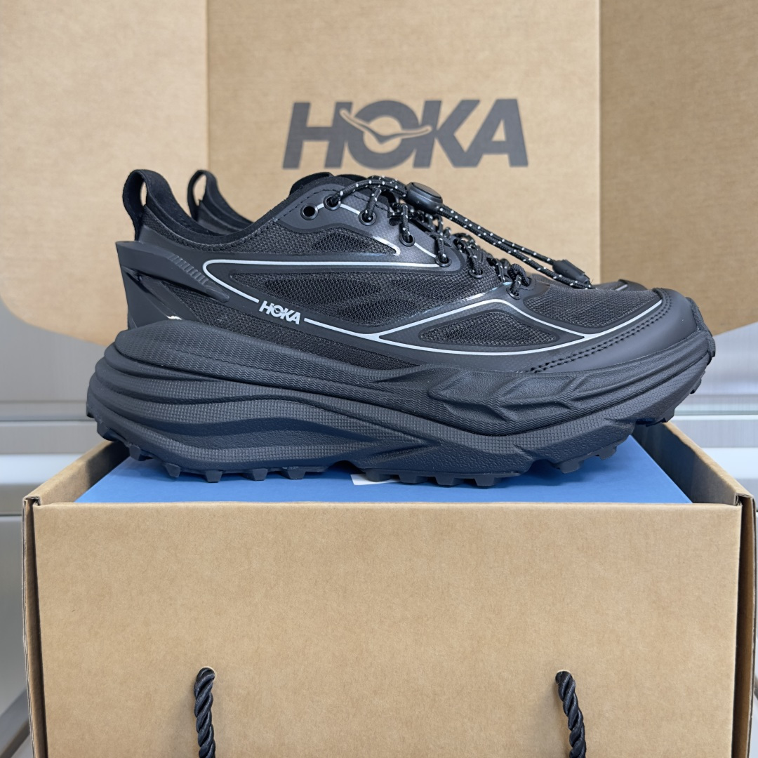 NO:873973,The top version of Hoka's latest Stinson One7 couple's model, outdoor thick-soled retro casual sports shoes. This collaboration is based on HOKA's iconic outdoor shoe STINSON ONE7. The thick-soled cushioning + off-road outsole reproduces the style of outdoor multi-purpose running shoes. The translucent upper + microfiber material optimizes the weight and strength of the entire pair of shoes.  Continuing DSM's creative ideas of black and white in previous collaborations; it also combines STINSON's unique upper design with color block partitions to present a 50/50 contrasting visual effect of black and white. This further enhances the sense of design. Exquisite packaging at the delivery counter. Fabric: Original customized breathable technical fabric. Lining: Original customized breathable mesh lining. Outsole: Original molded anti-slip foam material. Bottom thickness: 5CM. Size: Women's 36 36.5 37 38  38.5 39 Size: Men's 40 40.5 41 42 42.5 43 44 44.5 45, casual shoes/sports shoes, sneakers19860909顶级版本情侣款 Hoka 最新Stinson One7 情侣款 户外 厚底 复古 休闲 运动鞋 这次合作以HOKA的标志户外鞋STINSON ONE7蓝本,厚底缓震＋越野外底重现了户外多元跑鞋的风格.半透明鞋面＋超纤材料优化了整双鞋的重量和强度 延续DSM在以往联名中黑白颜色的创作思路；更是结合STINSON特有的鞋面设计进行了色块分区,呈现了黑白五五开的撞色视觉效果.让本身的设计感进一步增强 配送专柜精美包装 面料: 原版定制透气科技面料 内里: 原版定制透气网里 大底: 原版开模防滑发泡材质 底厚: 5CM Size: 女款36 36.5 37 38 38.5 39 Size: 男款40 40.5 41 42 42.5 43 44 44.5 45,休闲鞋/运动鞋,sneakers,Women's Shoes