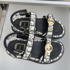 顶级版本:女款Dior迪奥 MyDior系列 魔术贴 厚底 凉鞋 拖鞋这款 MyDior 凉鞋由乔纳森• 顶级版本:女款Dior迪奥 MyDior系列 魔术贴 厚底 凉鞋 拖鞋这款 MyDior 凉鞋由乔纳森•