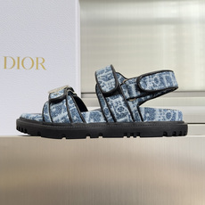 顶级版本:女款Dior迪奥 MyDior系列 魔术贴 厚底 凉鞋 拖鞋这款 MyDior 凉鞋由乔纳森• 顶级版本:女款Dior迪奥 MyDior系列 魔术贴 厚底 凉鞋 拖鞋这款 MyDior 凉鞋由乔纳森•