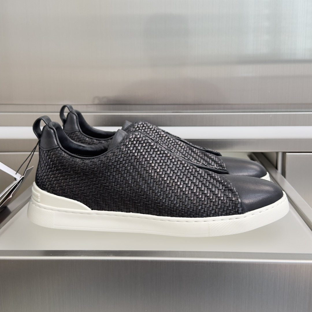 NO:884595,Top version men's ZEGNA Zegna Triple Stitch SECONDSKIN series men's casual sports shoes skate shoes white shoes this Triple Stitch SECONDSKIN  The casual shoes are made of selected leather, giving them an even more flexible feel than before. Zegna's signature triple cross elastic details ensure easy on and off, and are reminiscent of the traditional hand-sewn craftsmanship of the brand's tailoring jackets, paying tribute to Zegna's exquisite craftsmanship. Made of particularly soft and lightweight uppers, with white rubber soles. Exquisite packaging at the delivery counter. Fabric: Original custom-made imported first-grain cowhide. Lining: Original custom-made soft sheepskin lining. Sole: Original open-molded foam rubber outsole. Thick sole.  3CM Size: Men's 39-47 (customized 45/46/47), casual shoes/sports shoes, zegna, sneakers, jackets & coats, cowhide, sheepskin19860909顶级版本男款 ZEGNA 杰尼亚 Triple Stitch SECONDSKIN系列 男士 休闲 运动鞋 滑板鞋 小白鞋 这款Triple Stitch SECONDSKIN 休闲鞋以精选皮革制成,赋予其更胜以往的灵便之感.杰尼亚标志性三重交叉松紧细节确保穿脱灵便,同时令人联想到品牌精裁夹克的传统手工缝制工艺,致敬杰尼亚的精湛工艺传承.采用尤为柔软的轻盈鞋面,配以白色橡胶鞋底 配送专柜精美包装 面料 : 原版定制进口头层牛皮 内里 : 原版定制柔软羊皮里 鞋底 : 原版开模发泡橡胶大底 底厚 3CM Size : 男款39-47（定制45/46/47）,休闲鞋/运动鞋,zegna,sneakers,jackets & coats,cowhide,sheepskin,Women's Shoes
