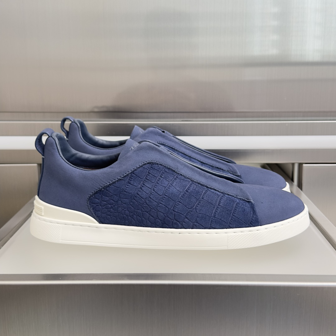 NO:884604,Top version men's ZEGNA Zegna Triple Stitch SECONDSKIN series men's casual sports shoes skate shoes white shoes this Triple Stitch SECONDSKIN  The casual shoes are made of selected leather, giving them an even more flexible feel than before. Zegna's signature triple cross elastic details ensure easy on and off, and are reminiscent of the traditional hand-sewn craftsmanship of the brand's tailoring jackets, paying tribute to Zegna's exquisite craftsmanship. Made of particularly soft and lightweight uppers, with white rubber soles. Exquisite packaging at the delivery counter. Fabric: Original custom-made imported first-grain cowhide. Lining: Original custom-made soft sheepskin lining. Sole: Original open-molded foam rubber outsole. Thick sole.  3cm Size: Men's 39-47 (customized 45/46/47), casual shoes/sports shoes, zegna, sneakers, jackets & coats, cowhide, sheepskin19860909顶级版本男款 ZEGNA 杰尼亚 Triple Stitch SECONDSKIN系列 男士 休闲 运动鞋 滑板鞋 小白鞋 这款Triple Stitch SECONDSKIN 休闲鞋以精选皮革制成,赋予其更胜以往的灵便之感.杰尼亚标志性三重交叉松紧细节确保穿脱灵便,同时令人联想到品牌精裁夹克的传统手工缝制工艺,致敬杰尼亚的精湛工艺传承.采用尤为柔软的轻盈鞋面,配以白色橡胶鞋底 配送专柜精美包装 面料 : 原版定制进口头层牛皮 内里 : 原版定制柔软羊皮里 鞋底 : 原版开模发泡橡胶大底 底厚 3cm Size : 男款39-47（定制45/46/47）,休闲鞋/运动鞋,zegna,sneakers,jackets & coats,cowhide,sheepskin,Women's Shoes