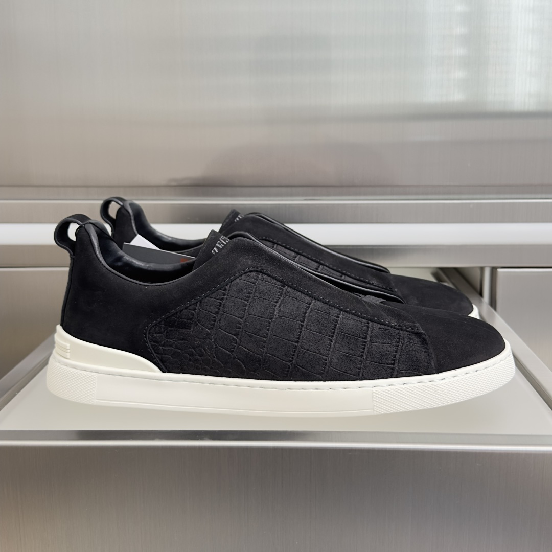 NO:884613,Top version men's ZEGNA Zegna Triple Stitch SECONDSKIN series men's casual sports shoes skate shoes white shoes this Triple Stitch SECONDSKIN  The casual shoes are made of selected leather, giving them an even more flexible feel than before. Zegna's signature triple cross elastic details ensure easy on and off, and are reminiscent of the traditional hand-sewn craftsmanship of the brand's tailoring jackets, paying tribute to Zegna's exquisite craftsmanship. Made of particularly soft and lightweight uppers, with white rubber soles. Exquisite packaging at the delivery counter. Fabric: Original custom-made imported first-grain cowhide. Lining: Original custom-made soft sheepskin lining. Sole: Original open-molded foam rubber outsole. Thick sole.  3CM Size: Men's 39-47 (customized 45/46/47), casual shoes/sports shoes, zegna, sneakers, jackets & coats, cowhide, sheepskin19860909顶级版本男款 ZEGNA 杰尼亚 Triple Stitch SECONDSKIN系列 男士 休闲 运动鞋 滑板鞋 小白鞋 这款Triple Stitch SECONDSKIN 休闲鞋以精选皮革制成,赋予其更胜以往的灵便之感.杰尼亚标志性三重交叉松紧细节确保穿脱灵便,同时令人联想到品牌精裁夹克的传统手工缝制工艺,致敬杰尼亚的精湛工艺传承.采用尤为柔软的轻盈鞋面,配以白色橡胶鞋底 配送专柜精美包装 面料 : 原版定制进口头层牛皮 内里 : 原版定制柔软羊皮里 鞋底 : 原版开模发泡橡胶大底 底厚 3CM Size : 男款39-47（定制45/46/47）,休闲鞋/运动鞋,zegna,sneakers,jackets & coats,cowhide,sheepskin,Women's Shoes