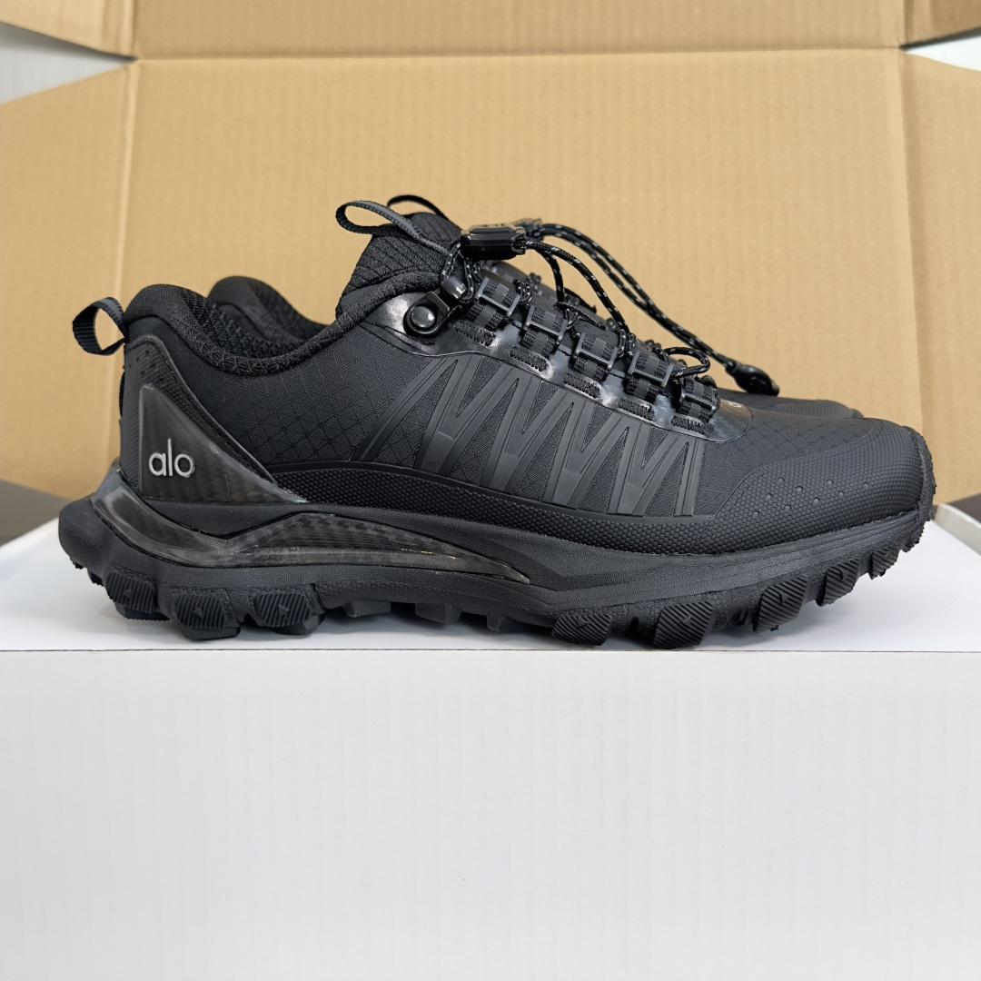 NO:884575,The top version of the couple's model, the Alo Trail series, is a new couple's model. Outdoor, functional, casual, sports shoes, running shoes. Classic and versatile, minimalist and clean version with a relaxed and high-end feel. Lightweight water-repellent upper + high rebound cushioning midsole. Stable support + super anti-slip outsole. Suitable for commuting, shopping, outdoor hiking, and fitness sports. Quick-wear drawstring design. Super worry-free for daily putting on and taking off. It quietly increases the height and optimizes the proportion of the body. The legs are slim and long in seconds.  Exquisite packaging at the delivery counter Fabric: Original customized imported breathable mesh Lining: Original customized breathable mesh lining Sole: Original molded non-slip foam outsole Sole thickness 3.5CM Size: Women's 35-40 / Men's 39-45, casual shoes/sports shoes, sneakers19860909顶级版本情侣款 Alo Trail系列全新情侣款 户外 机能风 休闲 运动鞋 跑鞋 经典百搭,极简利落的版型自带松弛高级感 轻量化防泼水鞋面+高回弹缓震中底 稳固支撑＋超强防滑大底,通勤逛街、户外徒步、健身运动全场景适配,免系快穿抽绳设计,日常穿脱超省心,悄悄增高优化身材比例,上脚秒显腿细腿长 配送专柜精美包装 面料 : 原版定制进口透气网面 内里 : 原版定制透气网里 鞋底 : 原版开模防滑发泡大底 底厚 3.5CM Size : 女款35-40 / 男款39-45,休闲鞋/运动鞋,sneakers,Women's Shoes