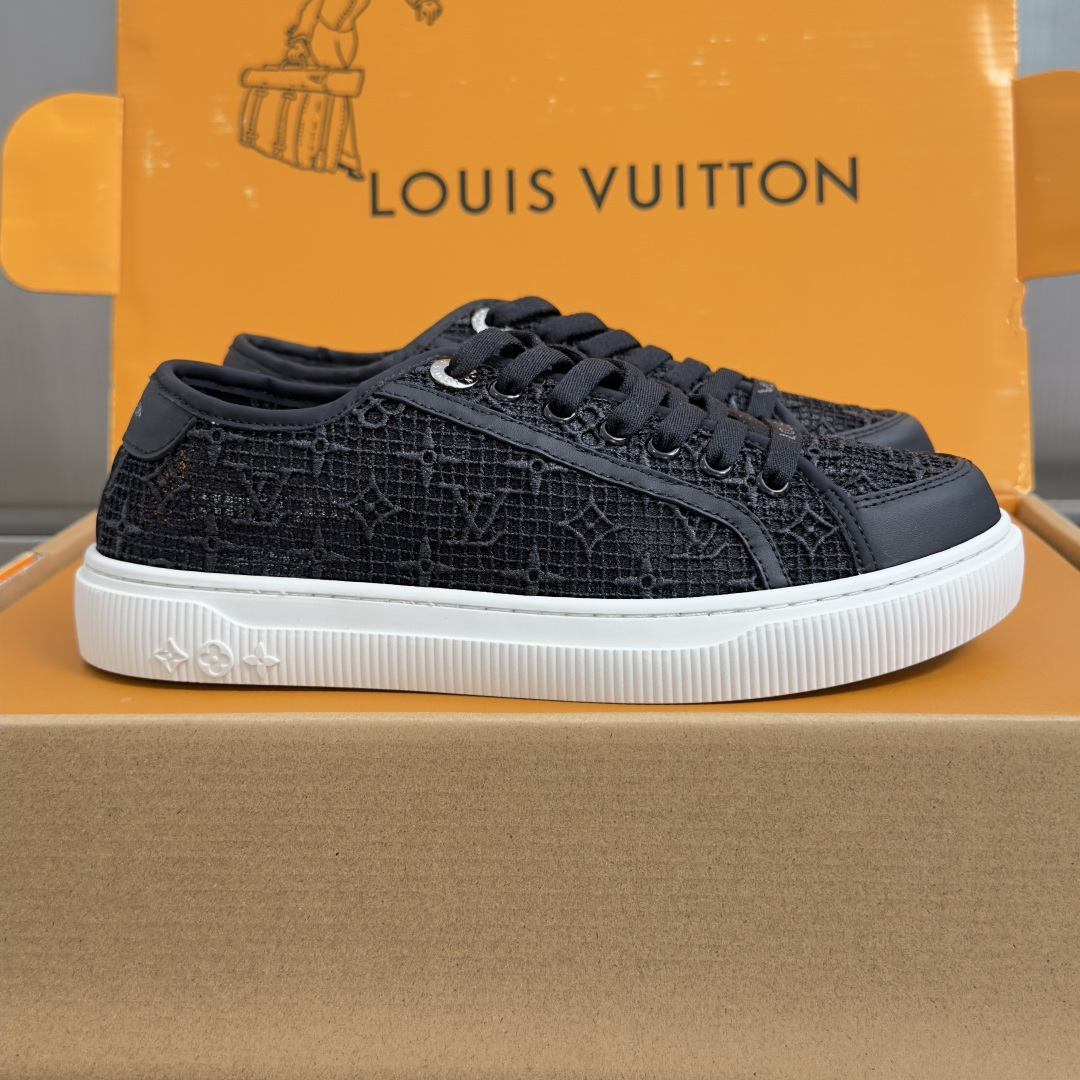 NO:884558,Top version of women's model LV Louis Vuitton L house Donkey brand's latest Lagoon series Breathable mesh Thick sole Casual sports shoes Skateboard shoes Original purchase, development and production This Lagoon sports shoes are made of Monogram denim, which injects a retro flavor into the classic design. The leather trimming pops out with the Louis Vuitton logo, and the inscribed eyelets, borders and shoelaces highlight the exquisite details. The rubber outsole embellished with Monogram flowers completes the whole. Exquisite packaging at the delivery counter. The fabric is originally imported and customized with breathable mesh.  The inner lining is original imported breathable mesh, the sole is original molded non-slip TPU material, sole thickness 2.5CM19860909顶级版本女款 LV路易威登L家 驴牌最新Lagoon系列 透气网面 厚底 休闲运动鞋 滑板鞋 原版购入开发 做货 这款Lagoon 运动鞋取材 Monogram 丹宁布,为经典设计注入复古气息.皮革饰边跃现路易威登标识,铭纹孔眼、镶边和鞋带彰显考究细节,点缀 Monogram 花卉的橡胶外底完善整体 配送专柜精美包装 面料原版进口定制透气网面 内里原版进口透气网面 鞋底原版开模防滑TPU材质 底厚2.5CM Size:女款35-40（可定制41,休闲鞋/运动鞋,louis vuitton,louis vuitton,louis vuitton,louis vuitton,sneakers,Women's Shoes