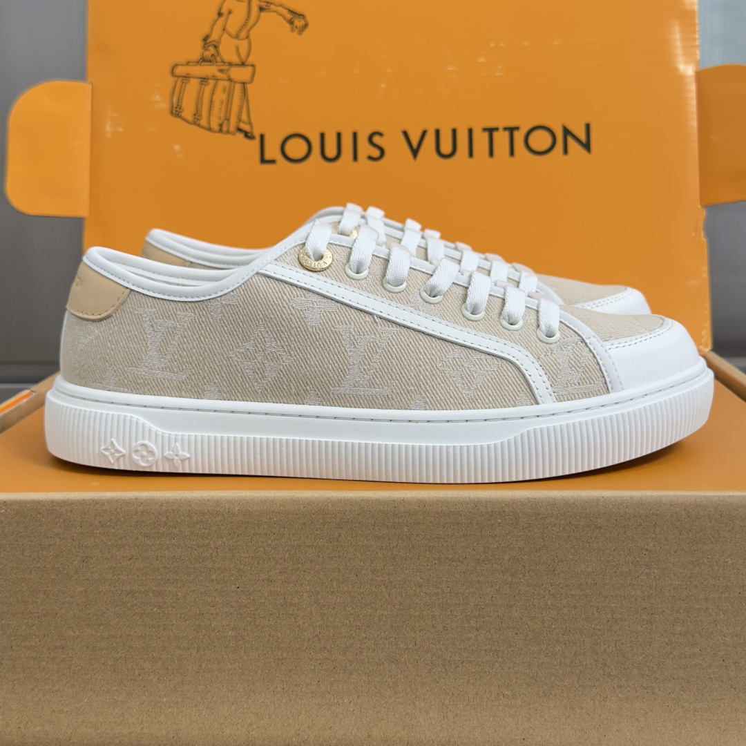NO:884569,Top version of women's model LV Louis Vuitton L house Donkey brand's latest Lagoon series Thick-soled denim denim Embossed Presbyopia Thick-soled Casual sneakers Skateboard shoes Original purchase, development and production This Lagoon sneaker is made of Monogram denim, which injects a retro flavor into the classic design. The leather trimmings pop out with the Louis Vuitton logo, and the engraved eyelets, trims and shoelaces highlight the exquisite details. The rubber outsole embellished with Monogram flowers completes the whole package. Exquisite packaging at the delivery counter  The fabric is original imported custom-made first-layer cowhide, the lining is original imported cowhide lining, the sole is original open-molded non-slip TPU material, sole thickness 2.5CM19860909顶级版本女款 LV路易威登L家 驴牌最新Lagoon系列 厚底丹宁牛仔布 压花 老花 厚底 休闲运动鞋 滑板鞋 原版购入开发 做货 这款Lagoon 运动鞋取材 Monogram 丹宁布,为经典设计注入复古气息.皮革饰边跃现路易威登标识,铭纹孔眼、镶边和鞋带彰显考究细节,点缀 Monogram 花卉的橡胶外底完善整体 配送专柜精美包装 面料原版进口定制头层牛皮 内里原版进口牛皮里 鞋底原版开模防滑TPU材质 底厚2.5CM Size:女款35-40（可定制41,休闲鞋/运动鞋,louis vuitton,louis vuitton,louis vuitton,louis vuitton,sneakers,cowhide,Women's Shoes