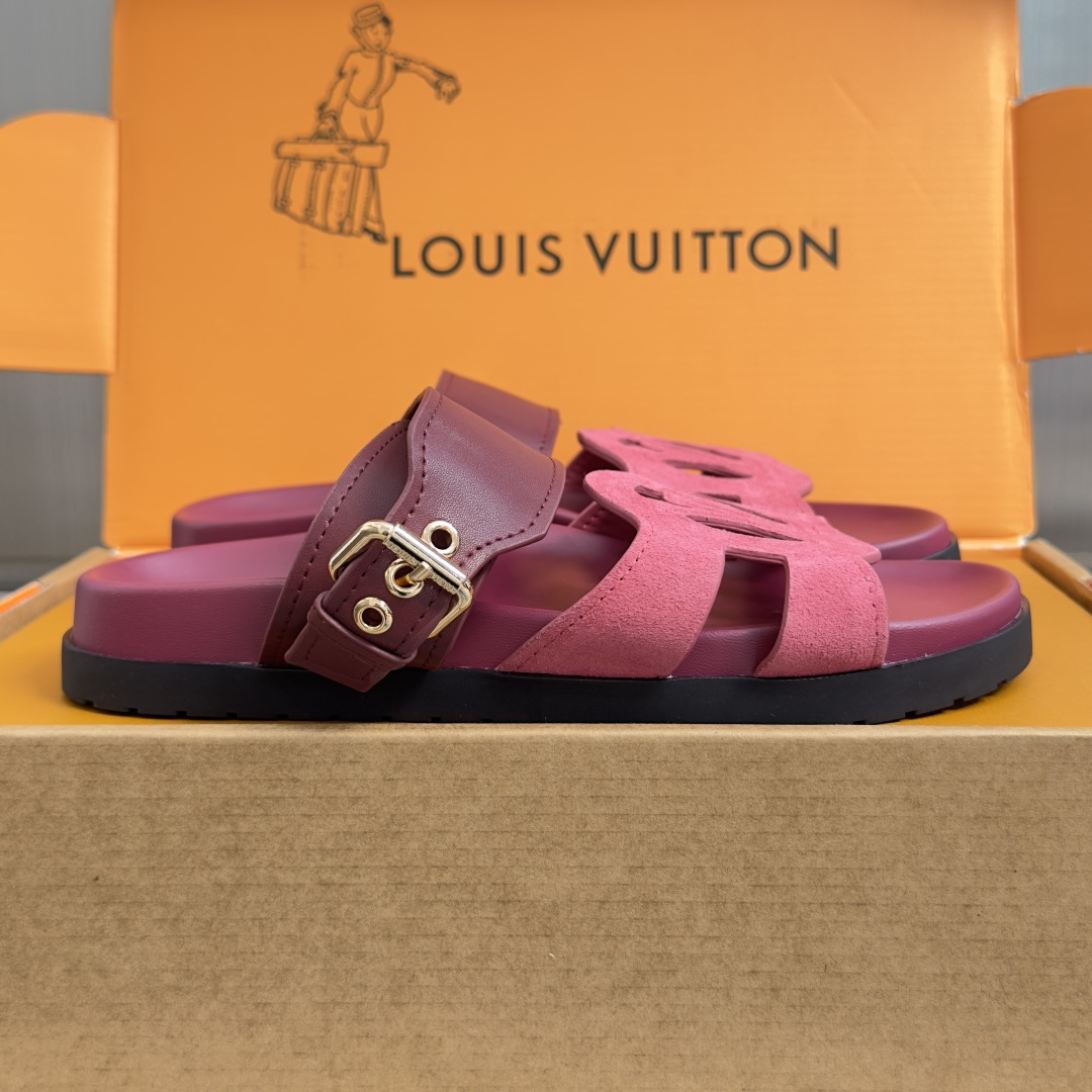 NO:884550,Top version for women LV Louis Vuitton L House Donkey Brand Isola Comfort series thick-soled sandals This LV Isola Comfort sandals reinterpret the vocabulary of the LV Isola series with soft cow leather, presenting a relaxed and elegant style. The front strap is decorated with LV Circle pattern, and the adjustable strap is decorated with shiny buckles and eyelets. The tough insole and light rubber outsole create a comfortable wearing experience. Exquisite packaging at the delivery counter Fabric:  Original customized imported first-layer cowhide lining: original customized soft sheepskin lining Outsole: original molded non-slip TPU material Bottom thickness: 3CM Size: women's 35-41, slippers, louis vuitton, louis vuitton, louis vuitton, louis vuitton, slippers, cowhide, sheepskin19860909顶级版本女款 LV 路易威登L家 驴牌 Isola Comfort系列 厚底 凉拖鞋 本款 LV Isola Comfort 凉拖以柔软牛皮革重释 LV Isola 系列语汇,呈现轻松惬意的考究风尚.前带饰有 LV Circle 图案,可调节饰带添缀莹泽搭扣与孔眼.韧性鞋垫与轻盈橡胶外底共筑舒适的穿着体验 配送专柜精美包装 面料: 原版定制进口头层牛皮 内里: 原版定制柔软羊皮里 大底: 原版开模防滑TPU材质 底厚: 3CM Size: 女款35-41,拖鞋,louis vuitton,louis vuitton,louis vuitton,louis vuitton,slippers,cowhide,sheepskin,Women's Shoes