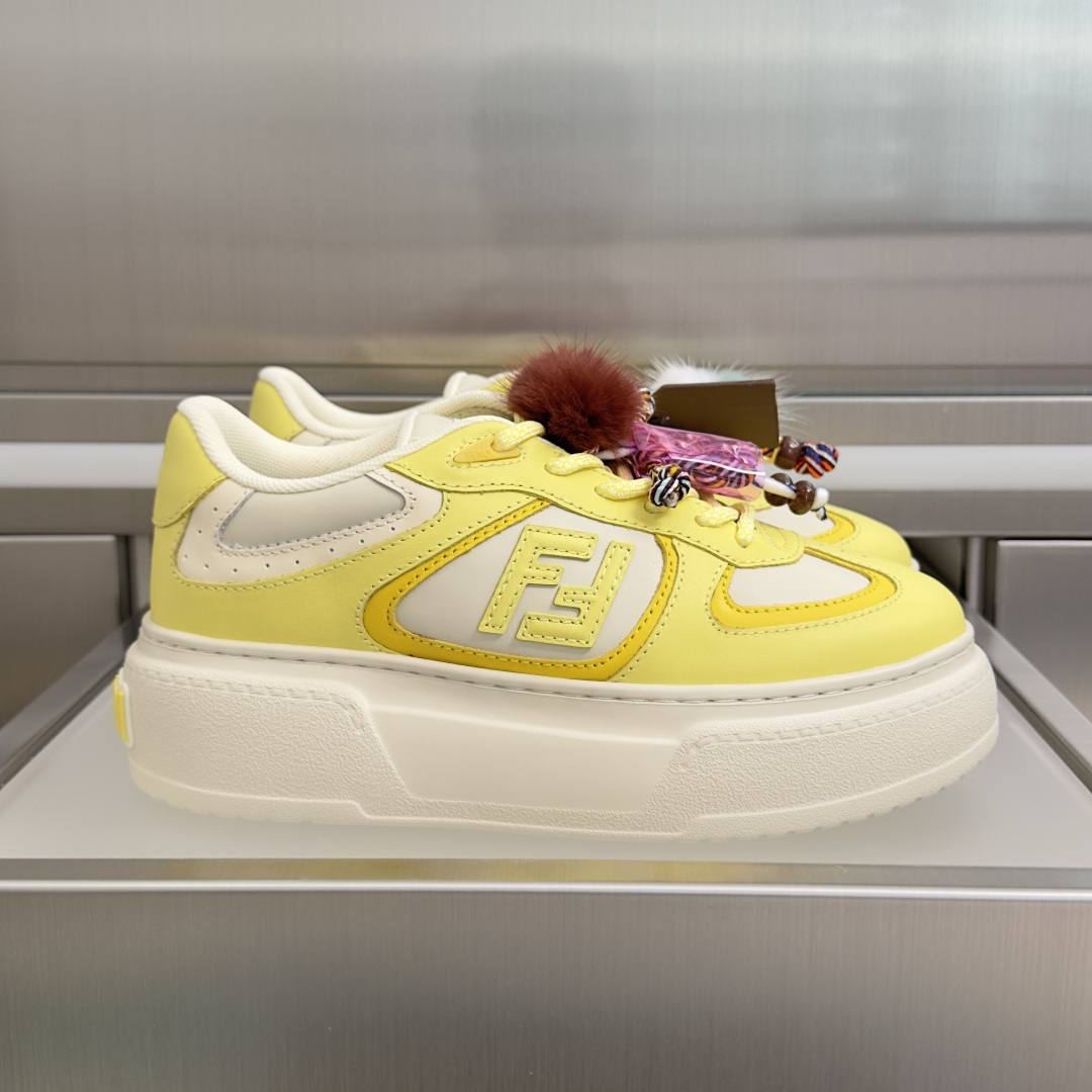 NO:884530,Top version of women's Fendi Fendi thick-soled match series small dolls casual sports shoes original purchase development and production original purchase development and production this FENDI  Match lace-up sneakers. Made of white leather with beige details. Contrast leather FF appliqués on the sides and hiking laces in white, beige and brown. Thick rubber sole with oversized embossed FENDI lettering at the heel. Upper tongue  Metal ring charm The right shoe features a braided toy with contrasting mink details and a gold-tone metal FF bracelet. The left shoe features a braided rope with contrasting mink double pompoms, metal FF beads and Pequin print and logo  The delivery counter is exquisitely packaged. The fabric is original and customized imported first-layer cowhide. The lining is imported and customized breathable mesh. The sole is original molded and ultra-light foam material. The sole thickness is 5CM. Size: women's 35-40, casual shoes/sports shoes, fendi, fendi, sneakers, bracelet, cowhide.19860909顶级版本女款 Fendi芬迪 厚底match系列 小玩偶 休闲 运动鞋 原版购入开发 做货 原版购入开发 做货 这款FENDI Match系带运动鞋.白色皮革材质,带米色细节.侧边饰有撞色皮革FF贴花,白色、米色和棕色登山鞋带.橡胶厚鞋底,后跟处饰有超大凸纹压花FENDI字样.鞋舌上饰有金属环挂饰右鞋上饰有带撞色貂毛细节和金色金属FF图案手链的编绳小玩偶.左鞋上饰有一条带撞色貂毛双绒球的编绳,饰有金属FF圆珠,以及Pequin印花图案和标志 配送专柜精美包装 面料原版定制进口头层牛皮 内里进口定制透气网里 鞋底原版开模超轻发泡材质 底厚5CM Size:女款35-40,休闲鞋/运动鞋,fendi,fendi,sneakers,bracelet,cowhide,Women's Shoes