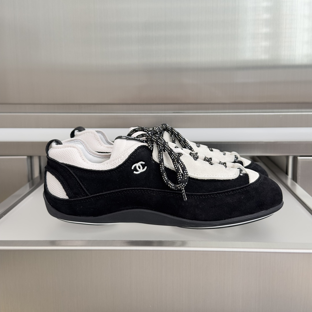 NO:884510,The top version of Chanel Chanel 26A for women, black and white panda color, casual moral training shoes, sports shoes, original purchase, development, production, Xiaoxiang C Home, another super hot model in the counter, the favorite of Internet celebrity bloggers and ladies, various praises on social platforms, super popular, high texture, breathable, super spring and summer, seeing this issue always arouses the inner desire of fashion among girls. The latest suede material, classic black and white color, full of fashionable feeling on the feet, easy to care for  Exquisite packaging at the delivery counter. Fabric: Original customized imported first-layer cowhide. Customized imported soft sheepskin lining. Original molded non-slip TPU sole. Bottom thickness 2CM. Size: Women's 35-41 (customized 41, casual shoes/sports shoes, chanel, chanel, chanel, sneakers, cowhide, sheepskin, chamois leather).19860909顶级版本女款 Chanel香奈儿 26A 黑白熊猫配色 休闲 德训鞋 运动鞋 原版购入开发 做货 小香 C家 专柜又一超级大爆款,网红博主小姐姐们的挚爱,社交平台的各种夸赞,人气超高质感透气超级春夏,看到这期总能唤起少女内心对时髦的诉求 最新麂皮材质 经典黑白配色 上脚时髦感十足 容易打理 配送专柜精美包装 面料:原版定制进口头层牛皮 内里定制进口柔软羊皮里 鞋底原版开模防滑TPU材质 底厚2CM Size : 女款35-41（41定制,休闲鞋/运动鞋,chanel,chanel,chanel,sneakers,cowhide,sheepskin,chamois leather,Women's Shoes