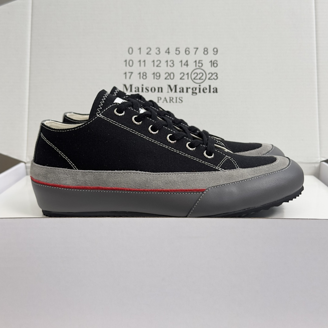 NO:884480,Top version of couple model MaisonMargiela MM6 Margiela couple model, retro splicing, distressed canvas shoes, casual sports shoes, moral training shoes, casual and retro style blended into the shoe shape, every step brings a relaxed and comfortable texture, lace-up design fits the foot shape and stabilizes the heel, classic digital logo details, hidden recognition, casual personality hidden in the contrasting toe box  Wearing leggings or wide-leg casual pants has a lazy and casual street atmosphere. It is suitable for trendy people who pursue a unique sense of niche. It is attractive and has a retro style. The delivery counter is beautifully packaged. The fabric is original and customized imported cowhide. The lining is imported breathable canvas. The outsole is made of original molded rubber. The sole is thick 2CM. Size women's 35-40 / men's 40-45 (45 customization, casual shoes/sports shoes, masion margiela, masion  margiela,sneakers,cowhide19860909顶级版本情侣款 MaisonMargiela MM6 马吉拉 情侣款 复古 拼接 做旧 帆布鞋 休闲 运动鞋 德训鞋 随性与复古格调揉进鞋型 每一步都带着松弛自在的质感 系带设计贴合脚型稳固跟脚 经典数字标识细节 暗藏辨识度 撞色鞋头里藏着随性的个性 配工装束脚裤或是阔腿休闲裤是慵懒随性的街头氛围感 适合追求小众独特感的穿搭潮人耐看还自带复古格调 配送专柜精美包装 面料原版定制进口牛皮 内里进口透气帆布里 大底原版开模橡胶材质 底厚2CM Size女款35-40 / 男款40-45（45定制,休闲鞋/运动鞋,masion margiela,masion margiela,sneakers,cowhide,Women's Shoes