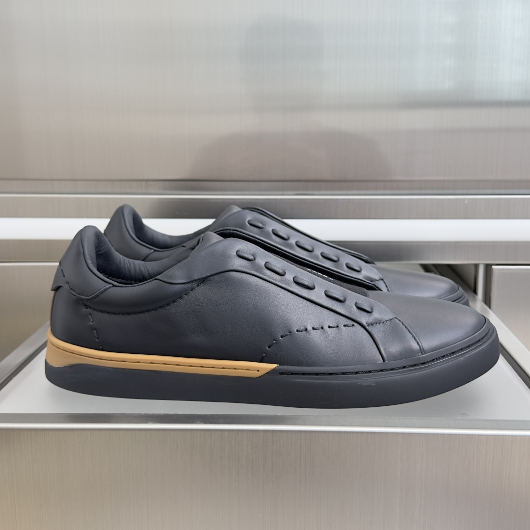 NO:884491,Top version men's Fendi Fendi City series elastic band slip-on casual sports shoes white shoes FENDI  City slip-on sneakers with wide black Pequin-style stretch straps. Made of black soft leather, hand-stitched with large tubular Selleria stitching in the same color, representing the classic Selleria stitching technique inherited from 1925 by FENDI craftsmen for generations. The rubber sole is decorated with hand-inlaid leather inserts, with contrasting stitching on the back of the heel and convex FENDI logo. Exquisite packaging at the delivery counter. Fabric original custom-made imported first-grain cowhide.  Lining imported soft sheepskin, outsole original molded non-slip TPU material, sole thickness 2.5CM19860909顶级版本男款 Fendi芬迪 City系列 松紧带 一脚蹬 休闲 运动鞋 小白鞋 FENDI City一脚蹬运动鞋,配黑色Pequin风格弹力宽饰带.黑色柔软皮革材质,以同色系大号管状Selleria缝线手工缝制而成,代表着源自1925年、由FENDI工匠世代传承的Selleria经典缝线工艺.橡胶鞋底饰以手工镶嵌的皮革嵌饰,鞋跟后部饰有撞色缝线,带外凸FENDI标志 配送专柜精美包装 面料原版定制进口头层牛皮 内里进口柔软羊皮里 大底原版开模防滑TPU材质 底厚2.5CM Size男款39-45（45定制,休闲鞋/运动鞋,fendi,fendi,sneakers,cowhide,sheepskin,Women's Shoes