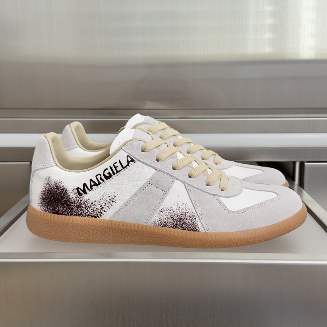 NO:890001,Top version of couple's model MaisonMargiela MM6 Margiela couple's model moral training shoes casual sports shoes original purchase development and production of goods genius designer brand, an affordable luxury brand  This German training shoe continues the classic T-shaped leather splicing design. It has been carefully improved by the design team many times, just to allow you to experience the most original military taste~ The material is special material/cloth, the soft and delicate characteristics are combined with the fashionable cloth, making it ultra-soft and comfortable while maintaining good breathability ~ Comfort and texture go hand in hand, easy to wear in any combination in all seasons. The delivery counter is exquisitely packaged. The fabric is original custom-made imported cowhide and the lining is imported soft sheepskin.  The outsole is made of original molded rubber material, sole thickness 2.5CM, size women's 35-40 / men's 39-47 (customized 46/47, casual shoes/sports shoes, masion margiela, masion margiela, sneakers, cowhide, sheepskin19860909顶级版本情侣款 MaisonMargiela MM6 马吉拉 情侣款 德训鞋 休闲 运动鞋 原版购入开发 做货 鬼才设计师品牌,一个轻奢品牌 这一款德国训练鞋延续了经典的T形真皮拼接设计,经过设计团队多次的精心改良,只为让您体验最原始的军旅味道~材质特殊材料/布面,柔软细腻的特点与时尚潮流的布面相结合,使其既有超高的柔软舒适度,又同时保持不错的透气性能~舒适与质感并行,轻松驾驭四季穿着任何搭配 配送专柜精美包装 面料原版定制进口牛皮 内里进口柔软羊皮里 大底原版开模橡胶材质 底厚2.5CM Size女款35-40 / 男款39-47（46/47定制,休闲鞋/运动鞋,masion margiela,masion margiela,sneakers,cowhide,sheepskin,Women's Shoes