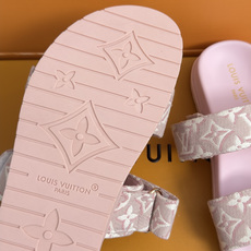 顶级版本:女款LV 路易威登L家 驴牌 Isola Comfort系列 厚底 凉拖鞋本款 LV Iso 顶级版本:女款LV 路易威登L家 驴牌 Isola Comfort系列 厚底 凉拖鞋本款 LV Iso