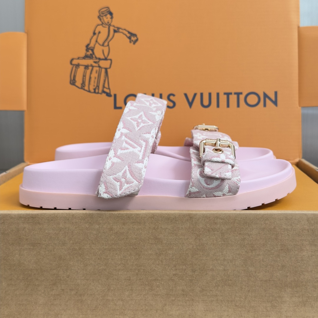 NO:904500,Top version for women LV Louis Vuitton L House Donkey Brand Isola Comfort series thick-soled sandals This LV Isola Comfort sandals reinterpret the vocabulary of the LV Isola series with soft cow leather, presenting a relaxed and elegant style. The front strap is decorated with LV Circle pattern, and the adjustable strap is decorated with shiny buckles and eyelets. The tough insole and light rubber outsole create a comfortable wearing experience. Exquisite packaging at the delivery counter Fabric:  Original customized imported first-layer cowhide lining: Original customized soft sheepskin lining Outsole: Original molded non-slip TPU material Bottom thickness: 3CM Size: Women's 35-41, slippers, louis vuitton, louis vuitton, louis vuitton, louis vuitton, slippers, cowhide, sheepskin19860909顶级版本女款 LV 路易威登L家 驴牌 Isola Comfort系列 厚底 凉拖鞋 本款 LV Isola Comfort 凉拖以柔软牛皮革重释 LV Isola 系列语汇,呈现轻松惬意的考究风尚.前带饰有 LV Circle 图案,可调节饰带添缀莹泽搭扣与孔眼.韧性鞋垫与轻盈橡胶外底共筑舒适的穿着体验 配送专柜精美包装 面料: 原版定制进口头层牛皮 内里: 原版定制柔软羊皮里 大底: 原版开模防滑TPU材质 底厚: 3CM Size: 女款35-41,拖鞋,louis vuitton,louis vuitton,louis vuitton,louis vuitton,slippers,cowhide,sheepskin,Women's Shoes
