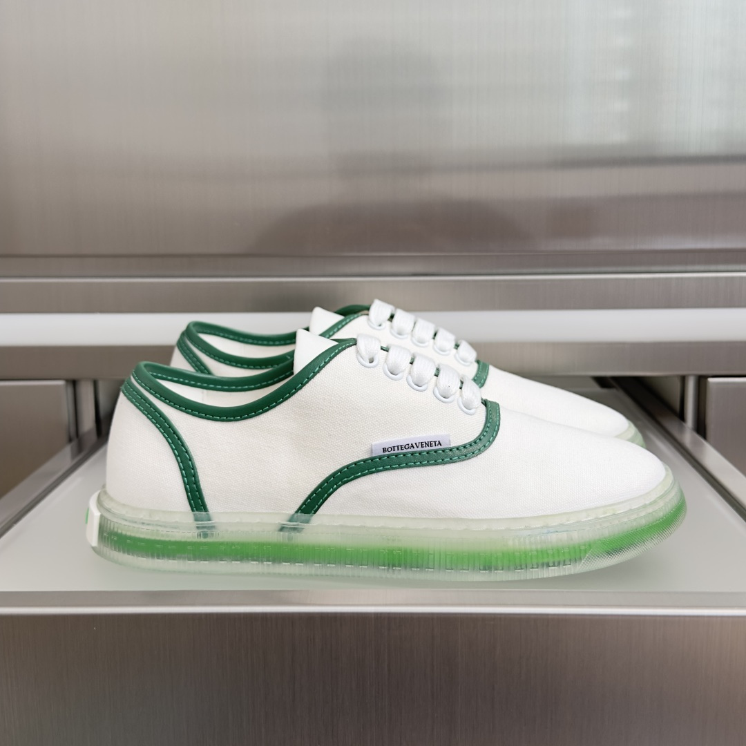 NO:904493,Top version of women's model Bottega Veneta Bottega Veneta BV's latest Serena series minimalist style canvas shoes white shoes thick sole casual sports shoes BV Serena white shoes are the ultimate romance of minimalist style  Both models have a white and green contrasting canvas in aesthetics, which is as refreshing as taking a bite of green grapes. It is clean and noble. The transparent rubber sole comes with a matte filter. It is soft and light when you step on it. There is no exaggerated logo. Only the small label on the tongue and hot stamping on the heel are low-key and textured. The delivery counter is exquisitely packaged. Fabric: Original customized high-density canvas. Lining: Imported breathable canvas. Sole: Original molded anti-slip TPU material. Sole thickness 3CM Size:  Women's 35-41, casual shoes/sports shoes,bottega veneta,bottega veneta,bottega veneta,sneakers19860909顶级版本女款 Bottega Veneta 葆蝶家BV最新款Serena系列 极简风 帆布鞋 小白鞋 厚底 休闲 运动鞋 BV Serena小白鞋,才是极简风的终极浪漫 两款都在审美上一款白绿撞色帆布,清爽到像咬了一口青提,干净又显贵透明橡胶底自带雾面滤镜,踩上去软弹又轻盈没有夸张logo,只有鞋舌小标和后跟烫印,低调又有质感 配送专柜精美包装 面料 : 原版定制高密度帆布 内里 : 进口透气帆布里 鞋底 : 原版开模防滑TPU材质 底厚 3CM Size : 女款35-41,休闲鞋/运动鞋,bottega veneta,bottega veneta,bottega veneta,sneakers,Women's Shoes