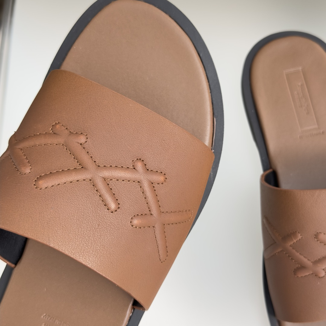 顶级版本:男款 ZEGNA 杰尼亚 一字 厚底 老钱风 凉拖鞋 原版购入开发 做货 这款zegna老钱慵懒气质拿捏,男士 顶级版本:男款 ZEGNA 杰尼亚 一字 厚底 老钱风 凉拖鞋 原版购入开发 做货 这款zegna老钱慵懒气质拿捏,男士