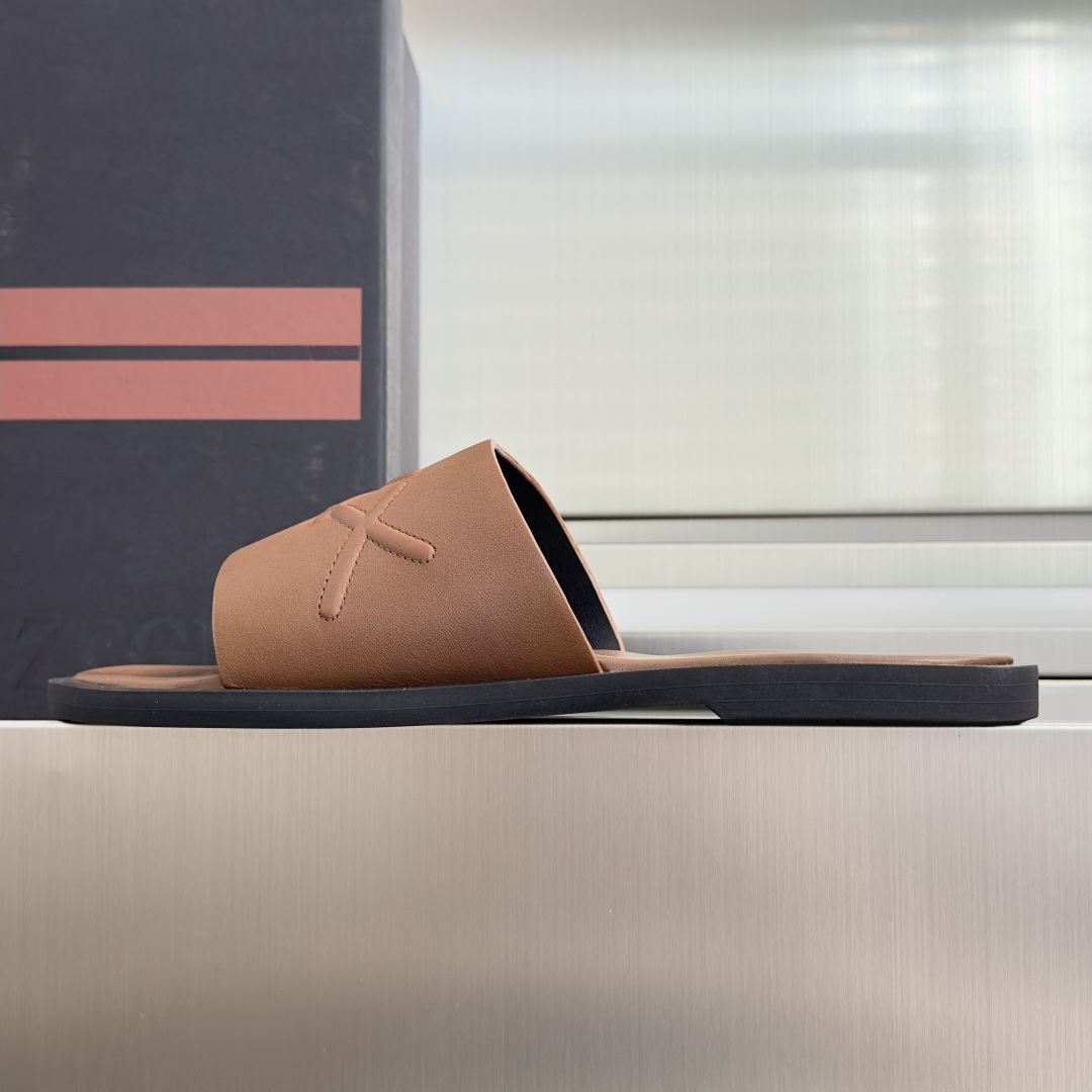 顶级版本:男款 ZEGNA 杰尼亚 一字 厚底 老钱风 凉拖鞋 原版购入开发 做货 这款zegna老钱慵懒气质拿捏,男士 顶级版本:男款 ZEGNA 杰尼亚 一字 厚底 老钱风 凉拖鞋 原版购入开发 做货 这款zegna老钱慵懒气质拿捏,男士