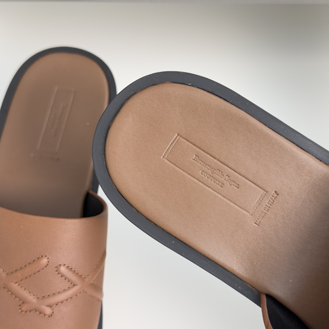 顶级版本:男款 ZEGNA 杰尼亚 一字 厚底 老钱风 凉拖鞋 原版购入开发 做货 这款zegna老钱慵懒气质拿捏,男士 顶级版本:男款 ZEGNA 杰尼亚 一字 厚底 老钱风 凉拖鞋 原版购入开发 做货 这款zegna老钱慵懒气质拿捏,男士