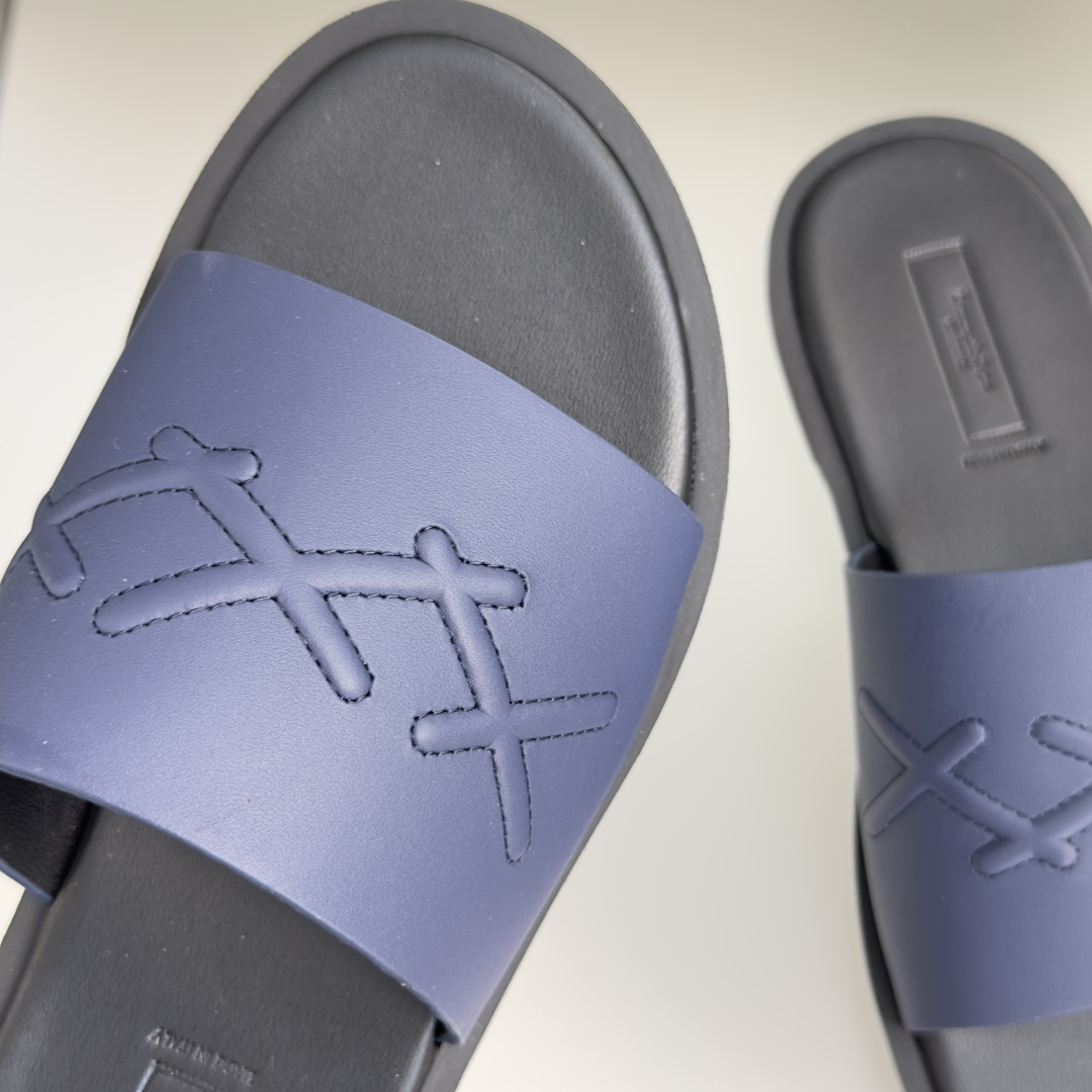 顶级版本:男款 ZEGNA 杰尼亚 一字 厚底 老钱风 凉拖鞋 原版购入开发 做货 这款zegna老钱慵懒气质拿捏,男士 顶级版本:男款 ZEGNA 杰尼亚 一字 厚底 老钱风 凉拖鞋 原版购入开发 做货 这款zegna老钱慵懒气质拿捏,男士