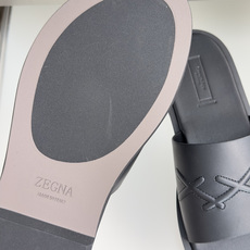 顶级版本:男款 ZEGNA 杰尼亚 一字 厚底 老钱风 凉拖鞋 原版购入开发 做货 这款zegna老钱慵懒气质拿捏,男士 顶级版本:男款 ZEGNA 杰尼亚 一字 厚底 老钱风 凉拖鞋 原版购入开发 做货 这款zegna老钱慵懒气质拿捏,男士