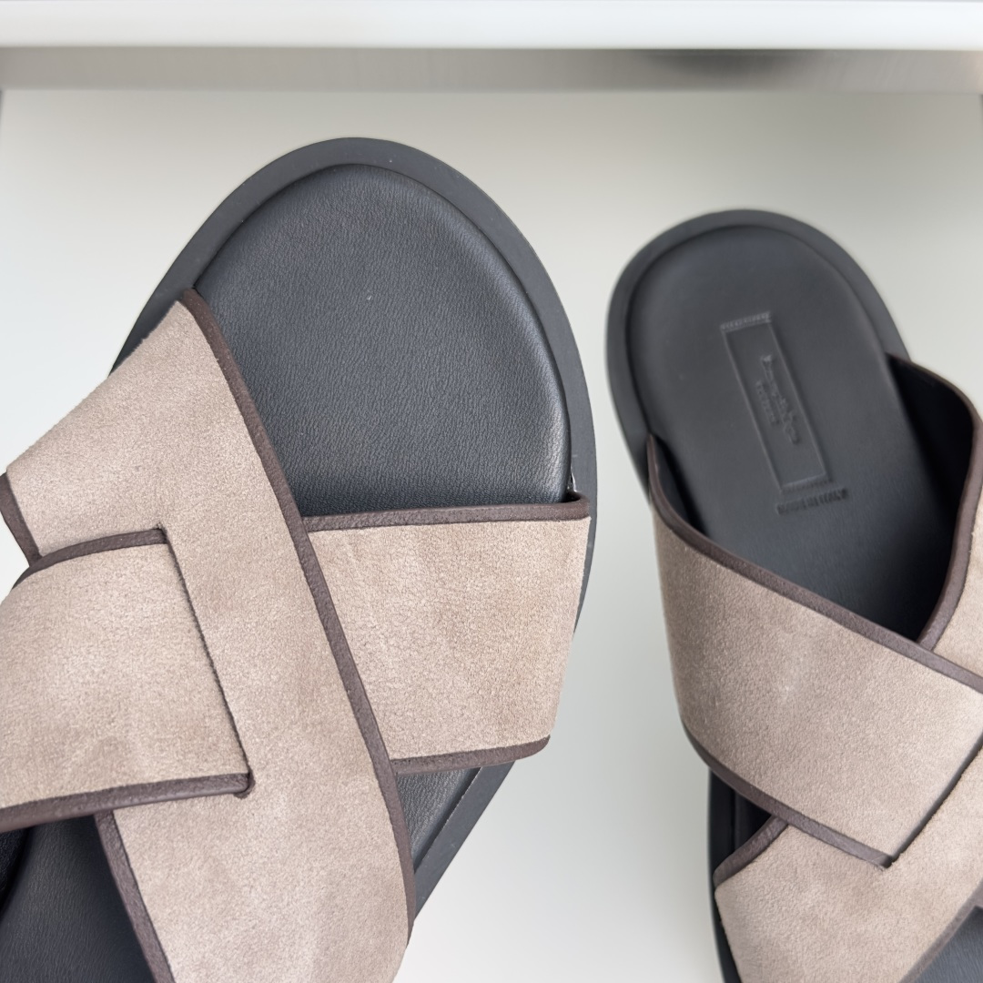 顶级版本:男款 ZEGNA 杰尼亚 一字 厚底 老钱风 凉拖鞋 原版购入开发 做货 这款zegna老钱慵懒气质拿捏,男士 顶级版本:男款 ZEGNA 杰尼亚 一字 厚底 老钱风 凉拖鞋 原版购入开发 做货 这款zegna老钱慵懒气质拿捏,男士