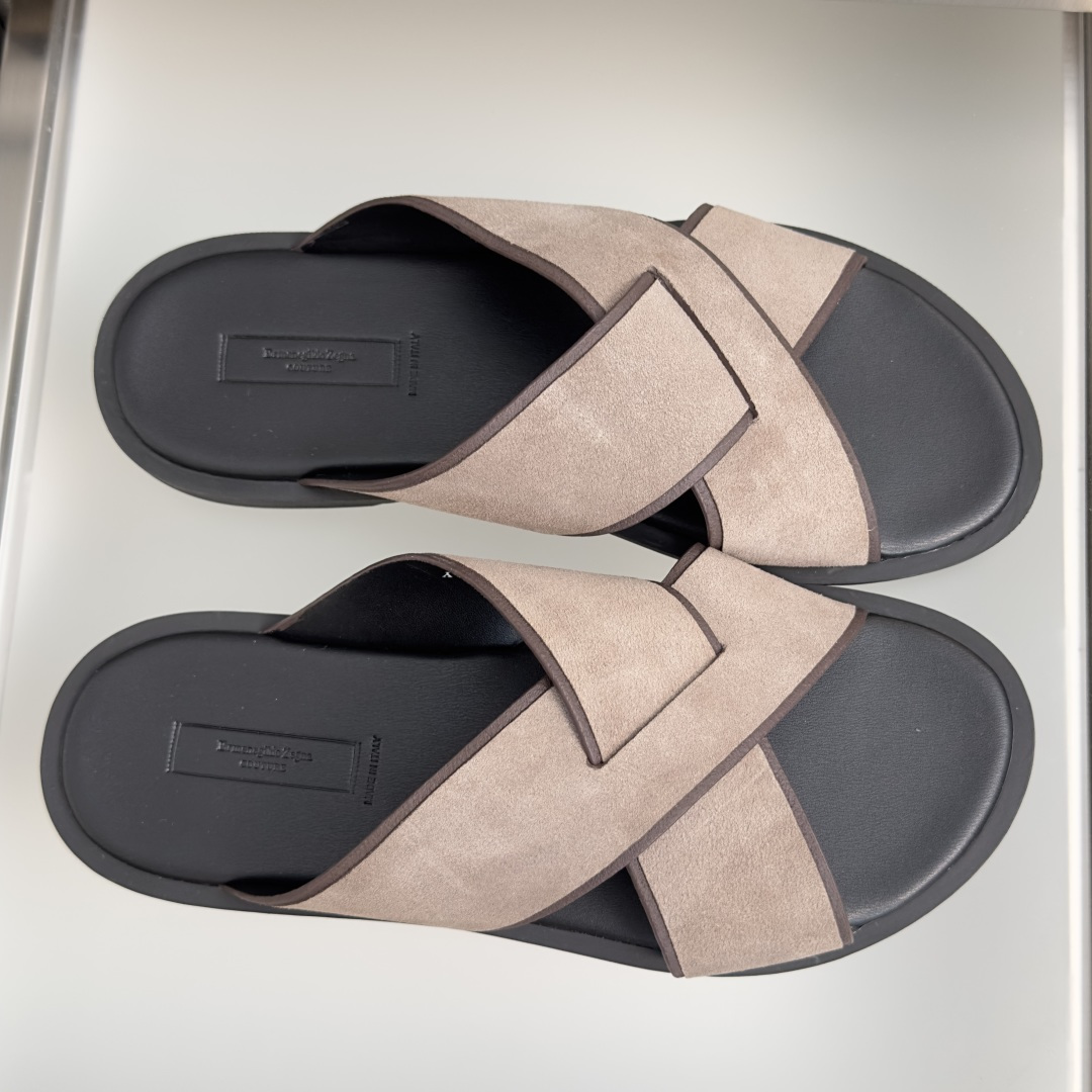 顶级版本:男款 ZEGNA 杰尼亚 一字 厚底 老钱风 凉拖鞋 原版购入开发 做货 这款zegna老钱慵懒气质拿捏,男士 顶级版本:男款 ZEGNA 杰尼亚 一字 厚底 老钱风 凉拖鞋 原版购入开发 做货 这款zegna老钱慵懒气质拿捏,男士