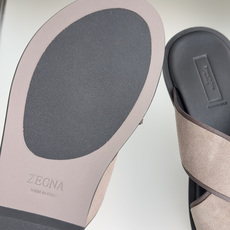 顶级版本:男款 ZEGNA 杰尼亚 一字 厚底 老钱风 凉拖鞋 原版购入开发 做货 这款zegna老钱慵懒气质拿捏,男士 顶级版本:男款 ZEGNA 杰尼亚 一字 厚底 老钱风 凉拖鞋 原版购入开发 做货 这款zegna老钱慵懒气质拿捏,男士