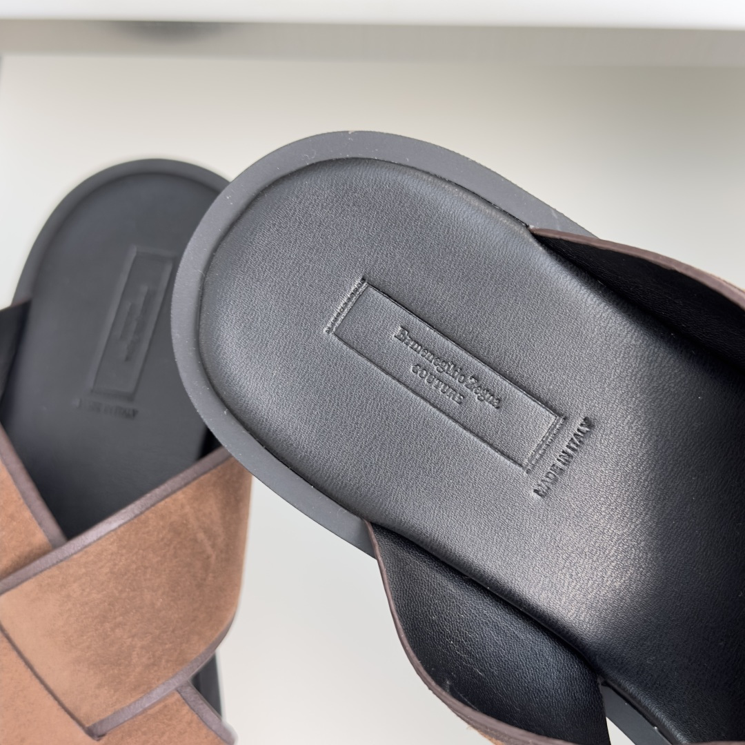 顶级版本:男款 ZEGNA 杰尼亚 一字 厚底 老钱风 凉拖鞋 原版购入开发 做货 这款zegna老钱慵懒气质拿捏,男士 顶级版本:男款 ZEGNA 杰尼亚 一字 厚底 老钱风 凉拖鞋 原版购入开发 做货 这款zegna老钱慵懒气质拿捏,男士