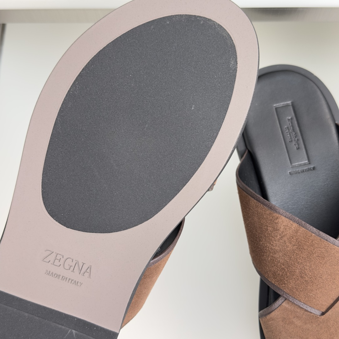 顶级版本:男款 ZEGNA 杰尼亚 一字 厚底 老钱风 凉拖鞋 原版购入开发 做货 这款zegna老钱慵懒气质拿捏,男士 顶级版本:男款 ZEGNA 杰尼亚 一字 厚底 老钱风 凉拖鞋 原版购入开发 做货 这款zegna老钱慵懒气质拿捏,男士