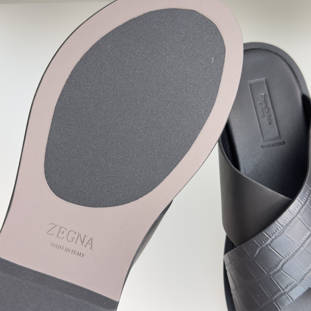 顶级版本：男款 ZEGNA 杰尼亚 一字 厚底 老钱风 凉拖鞋 原版购入开发 做货 这款zegna老钱慵懒气质拿捏，男士