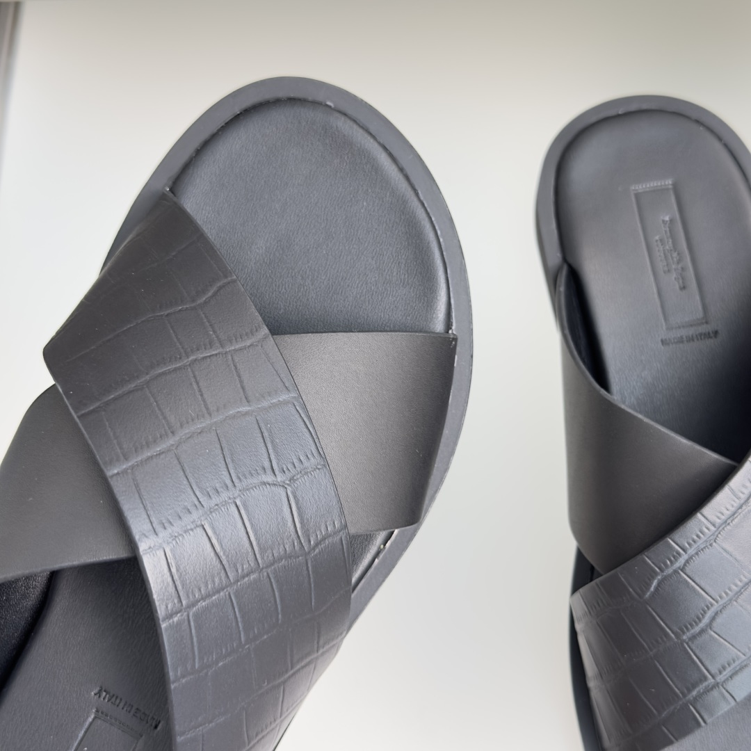 顶级版本：男款 ZEGNA 杰尼亚 一字 厚底 老钱风 凉拖鞋 原版购入开发 做货 这款zegna老钱慵懒气质拿捏，男士