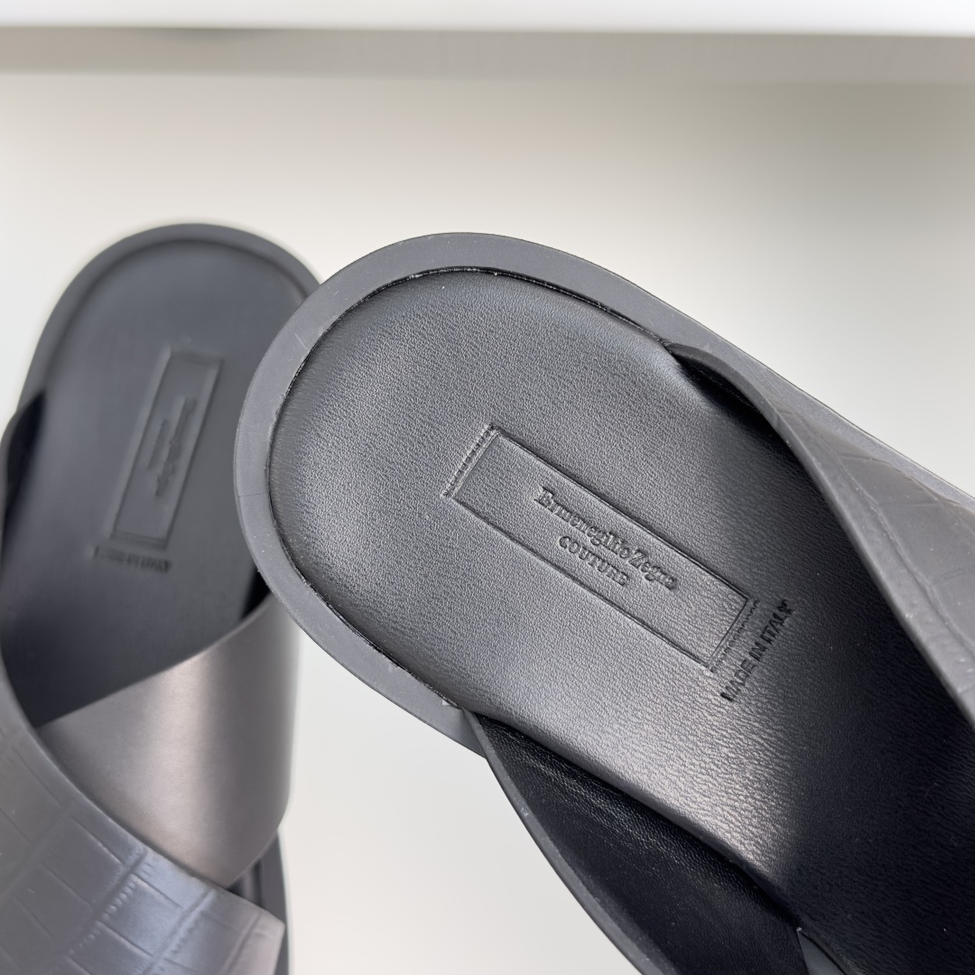 顶级版本：男款 ZEGNA 杰尼亚 一字 厚底 老钱风 凉拖鞋 原版购入开发 做货 这款zegna老钱慵懒气质拿捏，男士