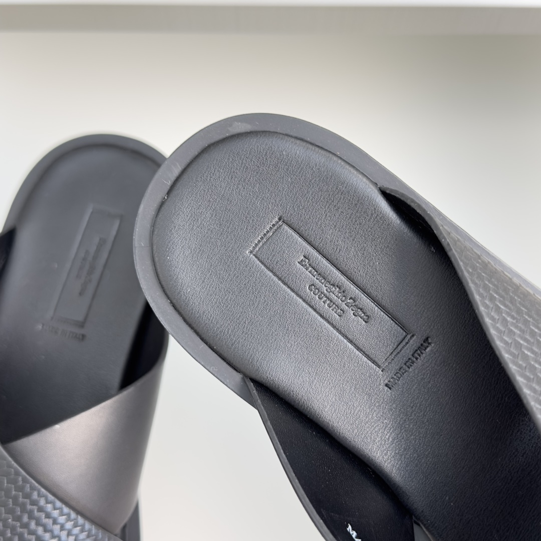 顶级版本:男款 ZEGNA 杰尼亚 一字 厚底 老钱风 凉拖鞋 原版购入开发 做货 这款zegna老钱慵懒气质拿捏,男士 顶级版本:男款 ZEGNA 杰尼亚 一字 厚底 老钱风 凉拖鞋 原版购入开发 做货 这款zegna老钱慵懒气质拿捏,男士