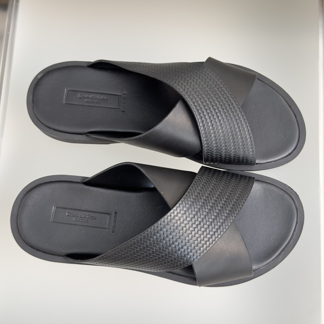 顶级版本:男款 ZEGNA 杰尼亚 一字 厚底 老钱风 凉拖鞋 原版购入开发 做货 这款zegna老钱慵懒气质拿捏,男士 顶级版本:男款 ZEGNA 杰尼亚 一字 厚底 老钱风 凉拖鞋 原版购入开发 做货 这款zegna老钱慵懒气质拿捏,男士