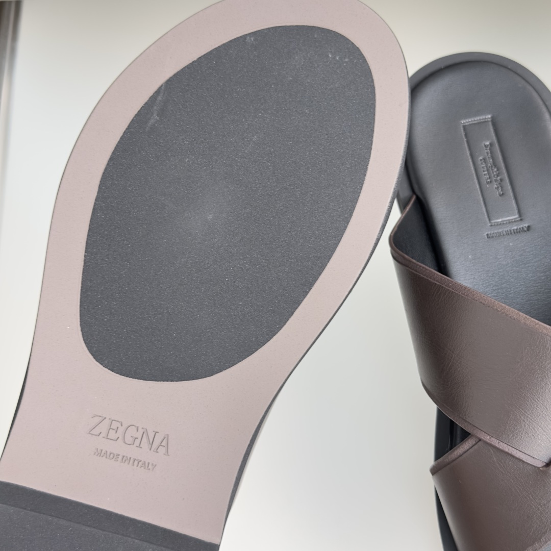 顶级版本:男款 ZEGNA 杰尼亚 一字 厚底 老钱风 凉拖鞋 原版购入开发 做货 这款zegna老钱慵懒气质拿捏,男士 顶级版本:男款 ZEGNA 杰尼亚 一字 厚底 老钱风 凉拖鞋 原版购入开发 做货 这款zegna老钱慵懒气质拿捏,男士