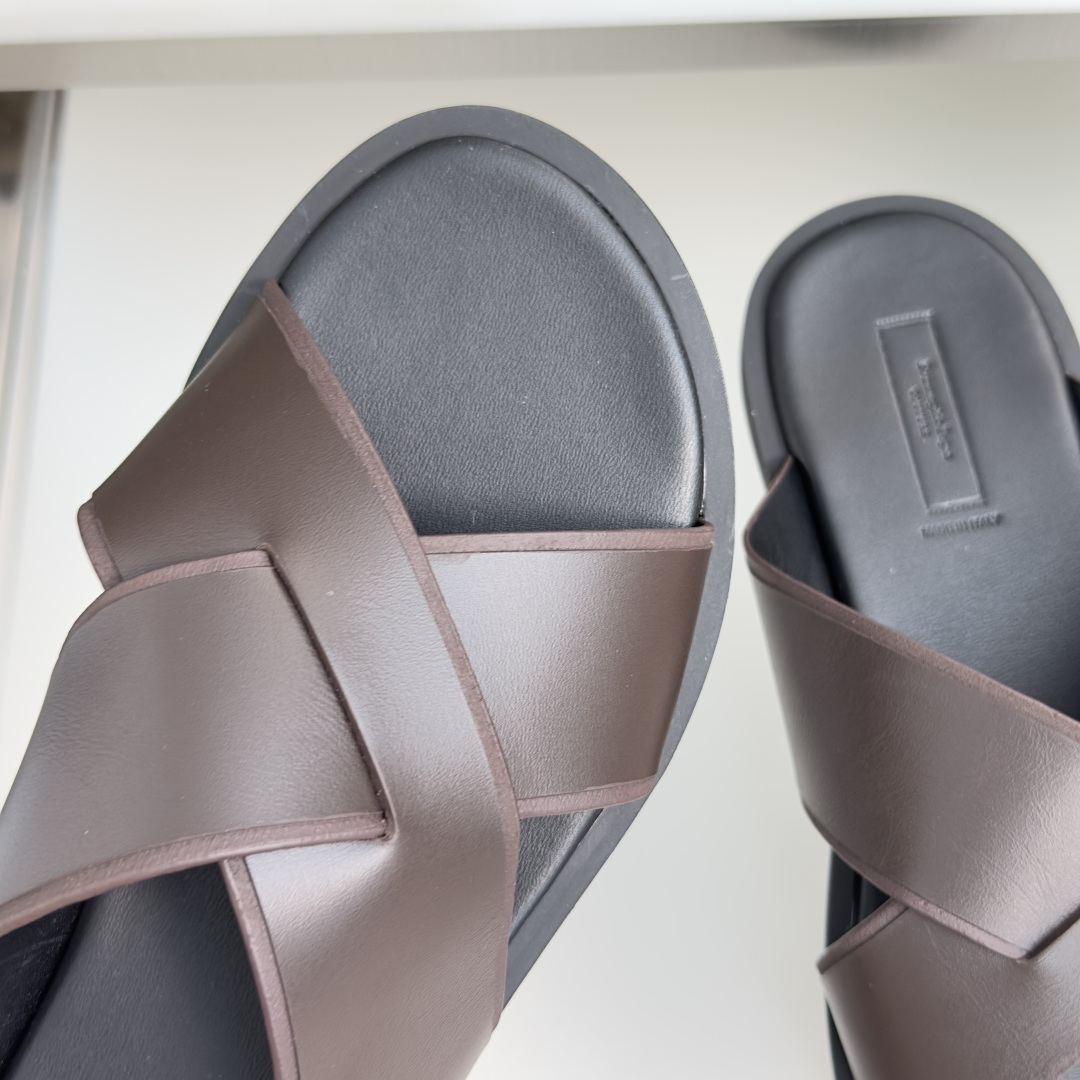 顶级版本:男款 ZEGNA 杰尼亚 一字 厚底 老钱风 凉拖鞋 原版购入开发 做货 这款zegna老钱慵懒气质拿捏,男士 顶级版本:男款 ZEGNA 杰尼亚 一字 厚底 老钱风 凉拖鞋 原版购入开发 做货 这款zegna老钱慵懒气质拿捏,男士