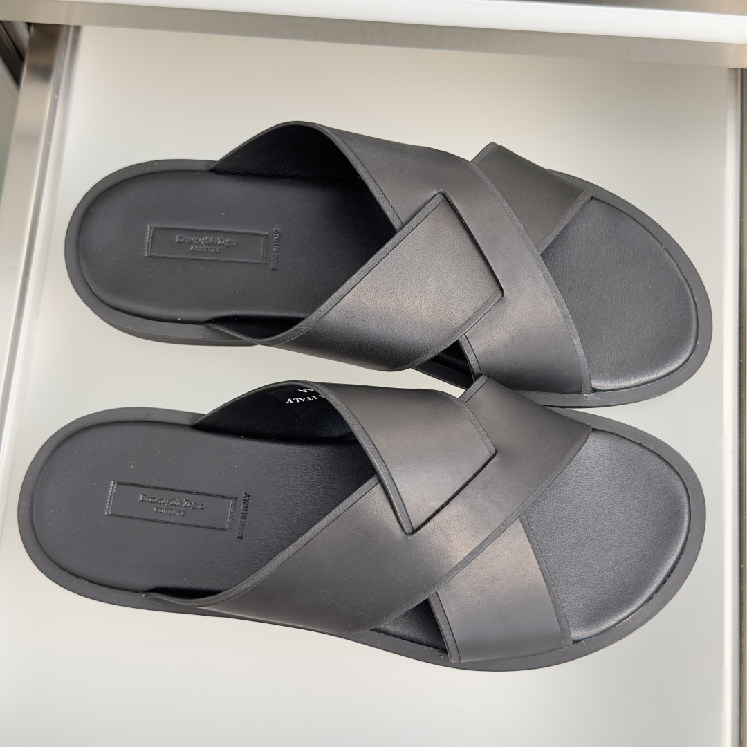 顶级版本:男款 ZEGNA 杰尼亚 一字 厚底 老钱风 凉拖鞋 原版购入开发 做货 这款zegna老钱慵懒气质拿捏,男士 顶级版本:男款 ZEGNA 杰尼亚 一字 厚底 老钱风 凉拖鞋 原版购入开发 做货 这款zegna老钱慵懒气质拿捏,男士
