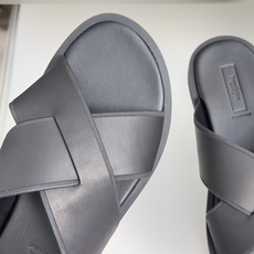 顶级版本:男款 ZEGNA 杰尼亚 一字 厚底 老钱风 凉拖鞋 原版购入开发 做货 这款zegna老钱慵懒气质拿捏,男士 顶级版本:男款 ZEGNA 杰尼亚 一字 厚底 老钱风 凉拖鞋 原版购入开发 做货 这款zegna老钱慵懒气质拿捏,男士